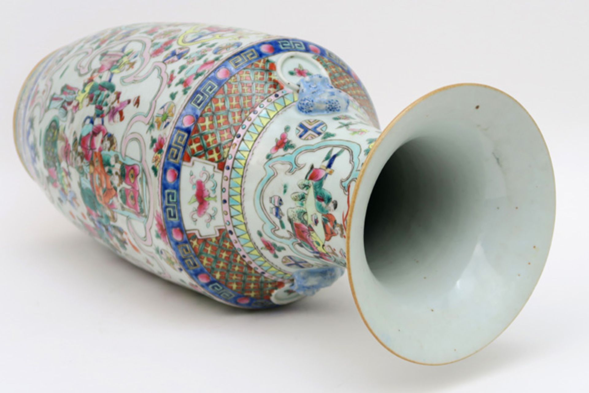 Chinese vaas in porselein met een rijk polychroom figurendecor - hoogte : 56,8 cm ||Chinese vase - Image 3 of 4