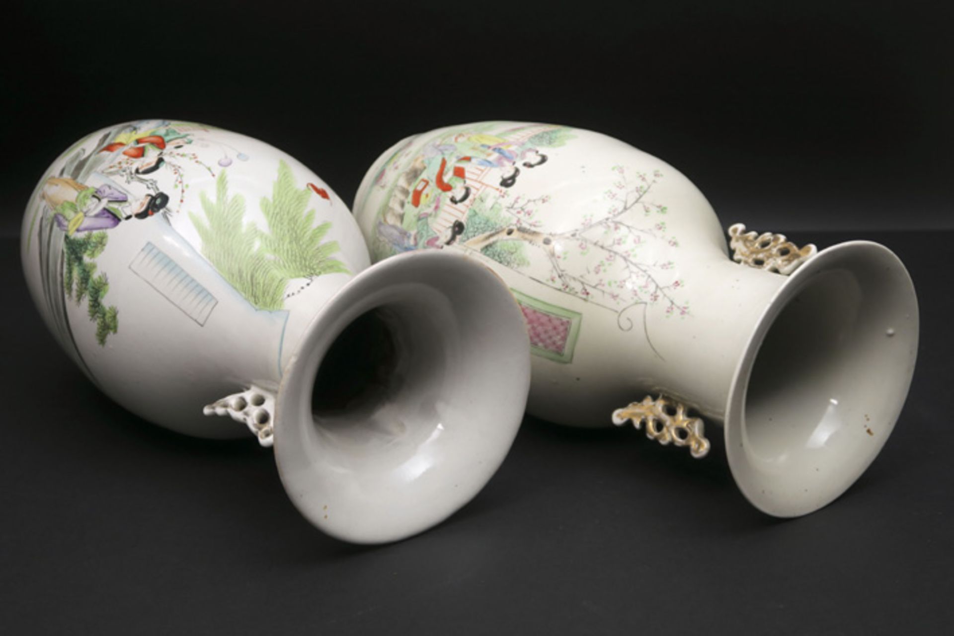Lot van 2 Chinese vazen in porselein met een polychroom figurendecor - hoogte : 41,5 en 43 cm || - Image 3 of 4