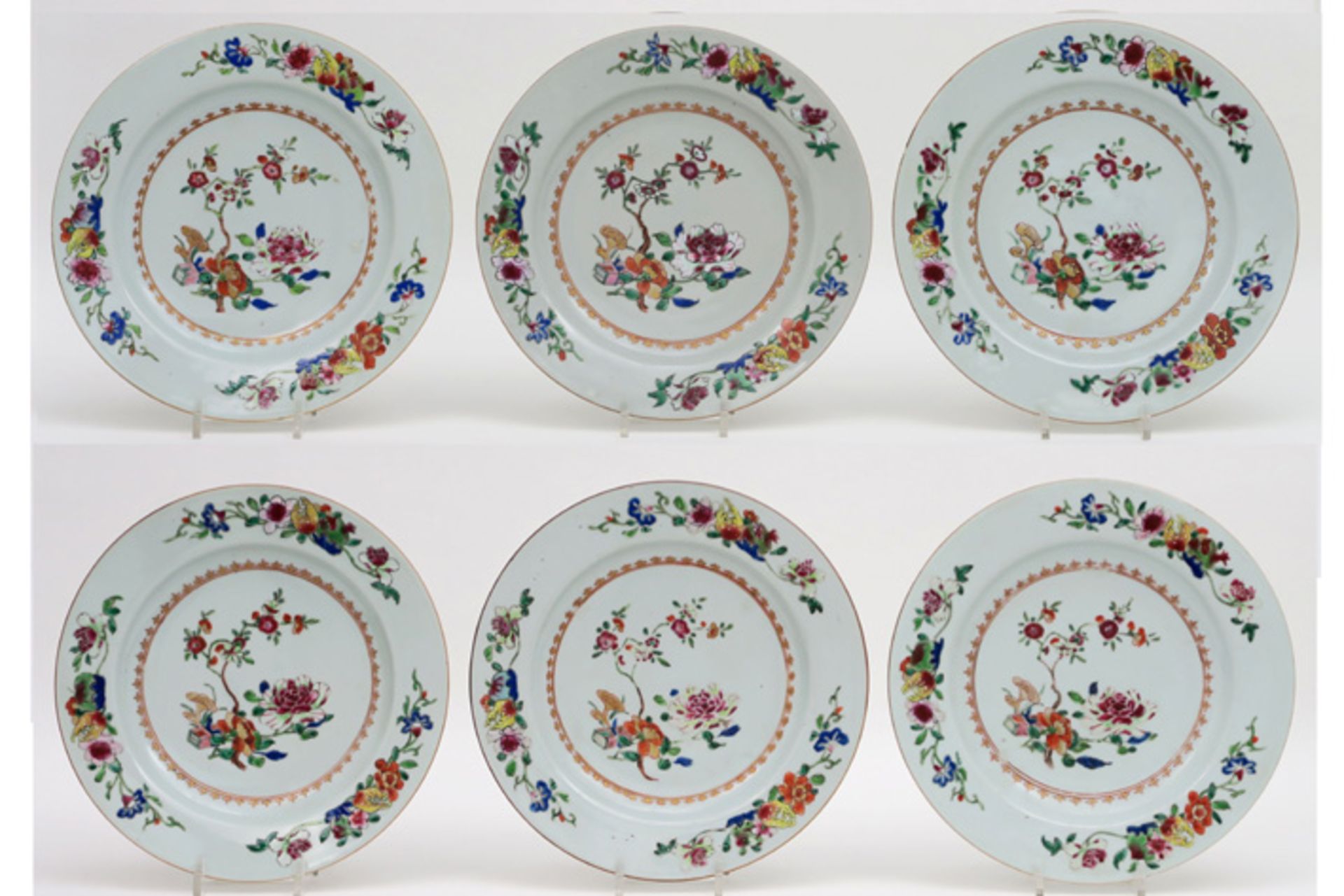 Serie van zes achttiende eeuwse Chinese schalen in porselein met Famille Rose-tuindecor - diameter :