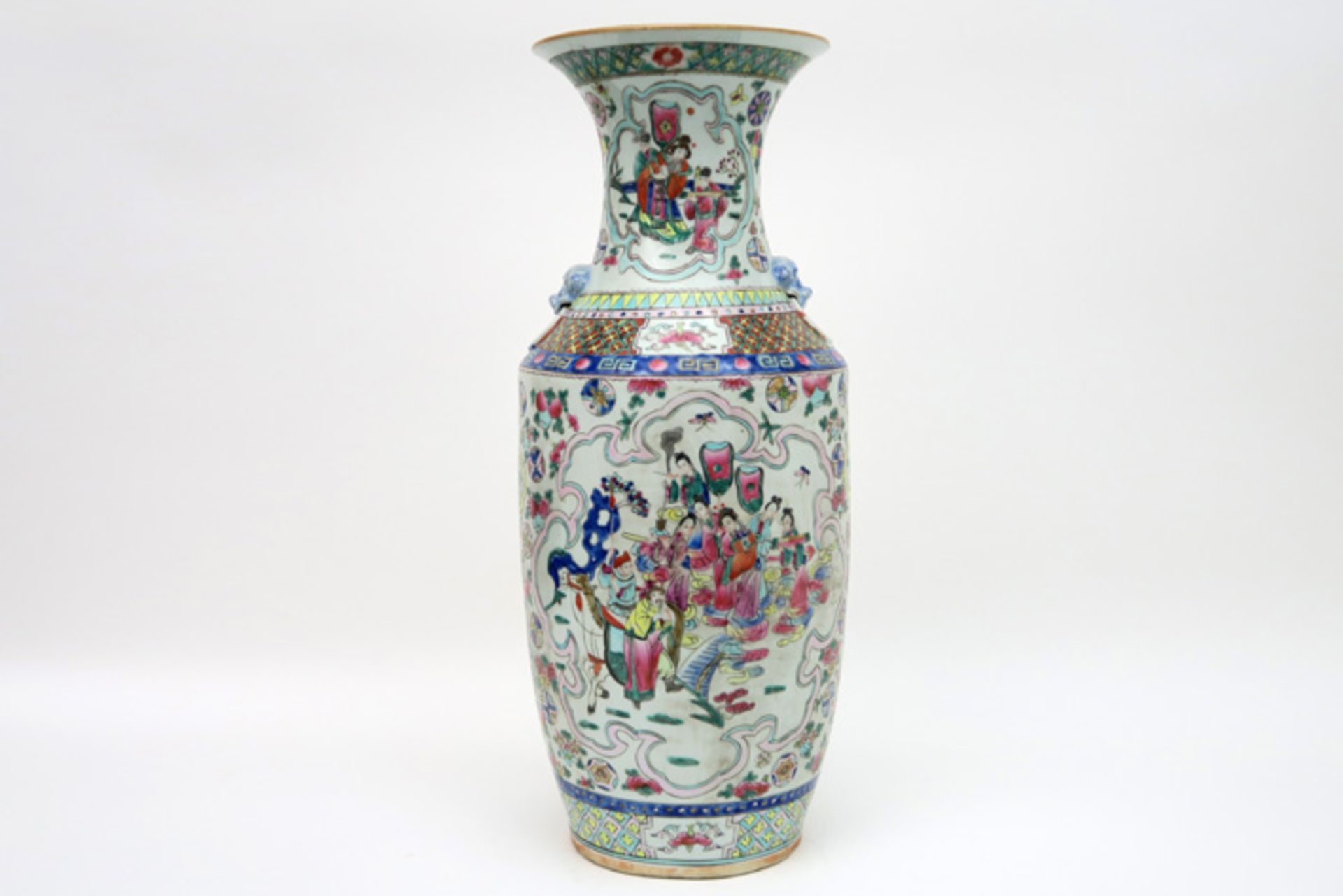 Chinese vaas in porselein met een rijk polychroom figurendecor - hoogte : 56,8 cm ||Chinese vase