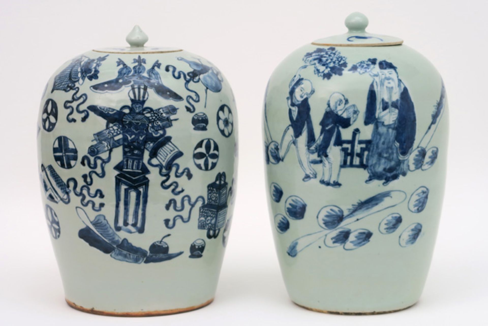 Lot van twee antieke Chinese gemberpotten in porselein, één met een blauwwit landschaps- en één