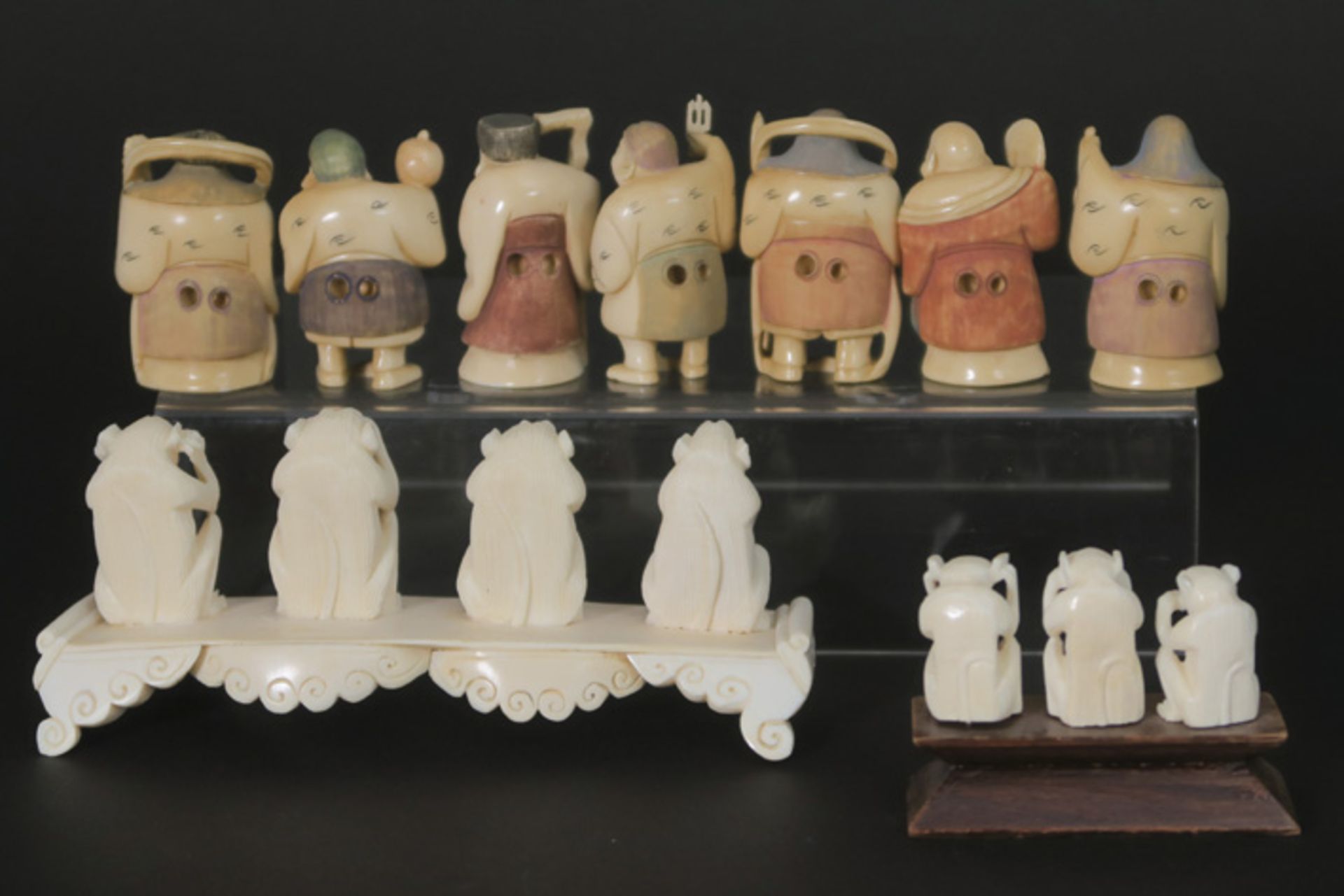 Lot kleine Chinese sculptuurtjes : netsuké's en aapjes ||several small Chinese netsuké and monkey - Bild 2 aus 2