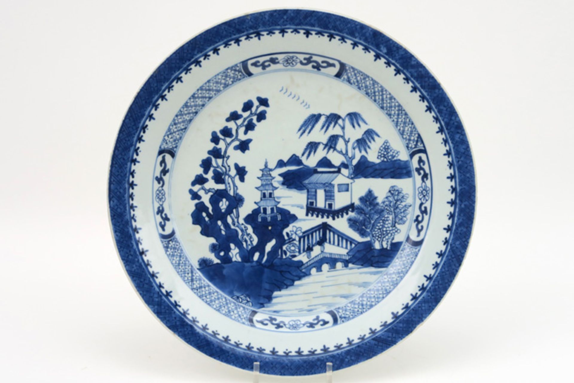 Achttiende eeuwse Chinese schaal in porselein met een blauwwit landschapsdecor - diameter : 33