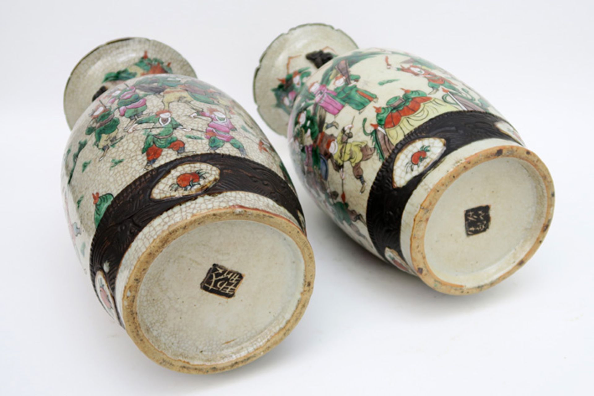Paar Chinese zgn "Nankin" - vazen in gemerkt porselein met een typisch decor - hoogte : 44,3 cm || - Image 4 of 5