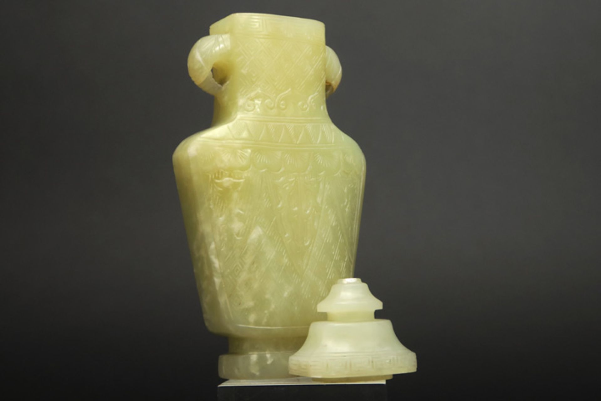Antieke Chinese gedekselde vaas in jade (nefriet ?) - hoogte : 17,5 cm - op sokkel ||antique Chinese - Image 3 of 3