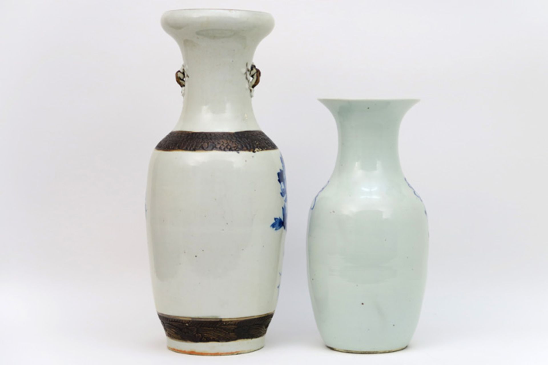 Lot van twee Chinese vazen in porselein met een blauwwit decor - één op celadon - hoogtes : 43 en - Bild 2 aus 4