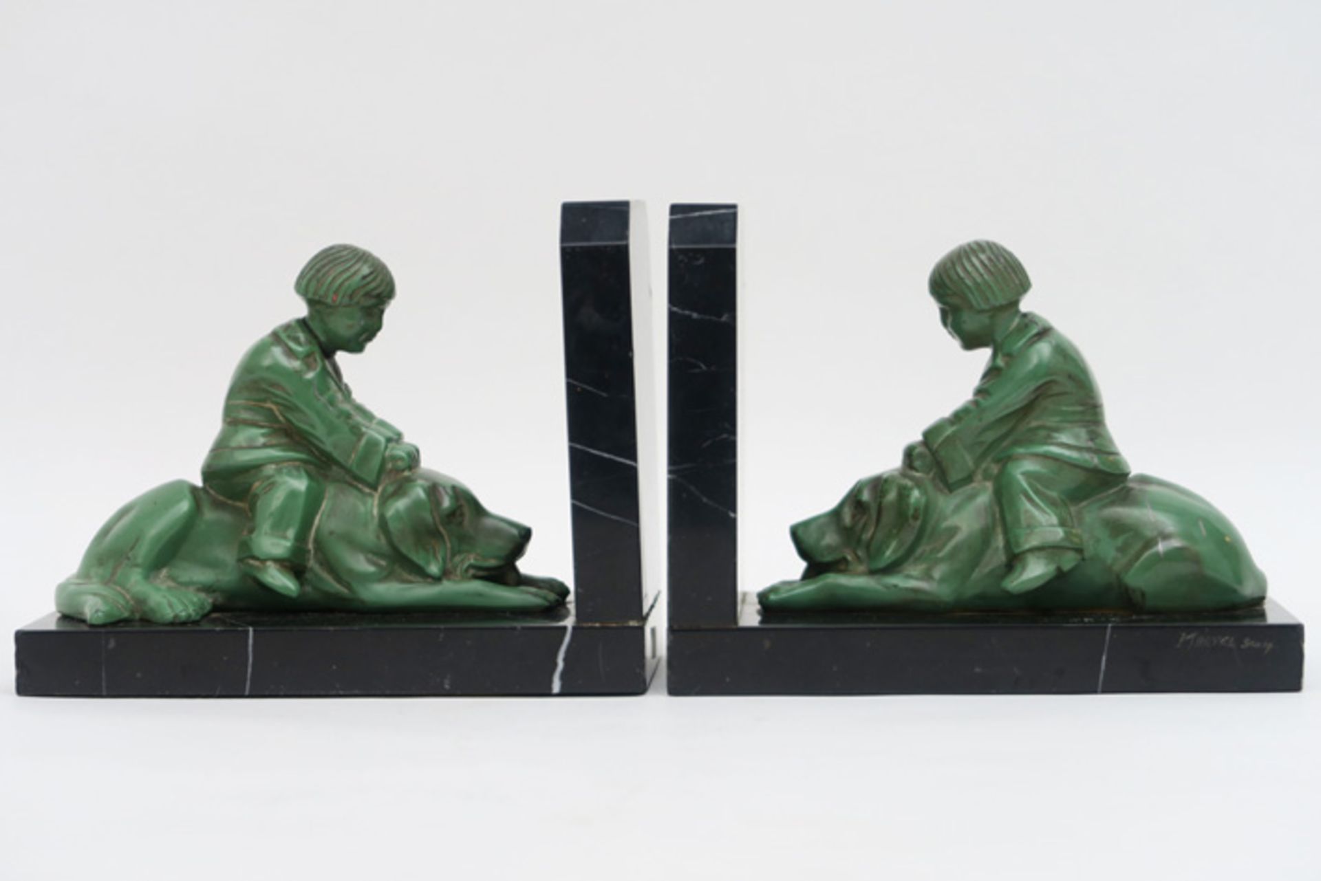 MARTEL (sculp.) paar Art Deco-boekensteunen telkens met een sculptuur met groene patine met een - Image 2 of 4