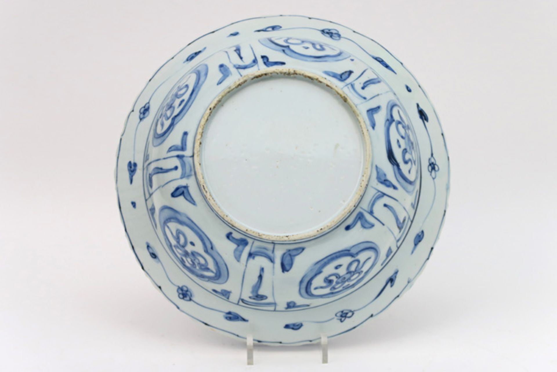 Chinese bowl met gekartelde rand in porselein met een blauwwit decor met centraal een tuinzicht - Image 2 of 3