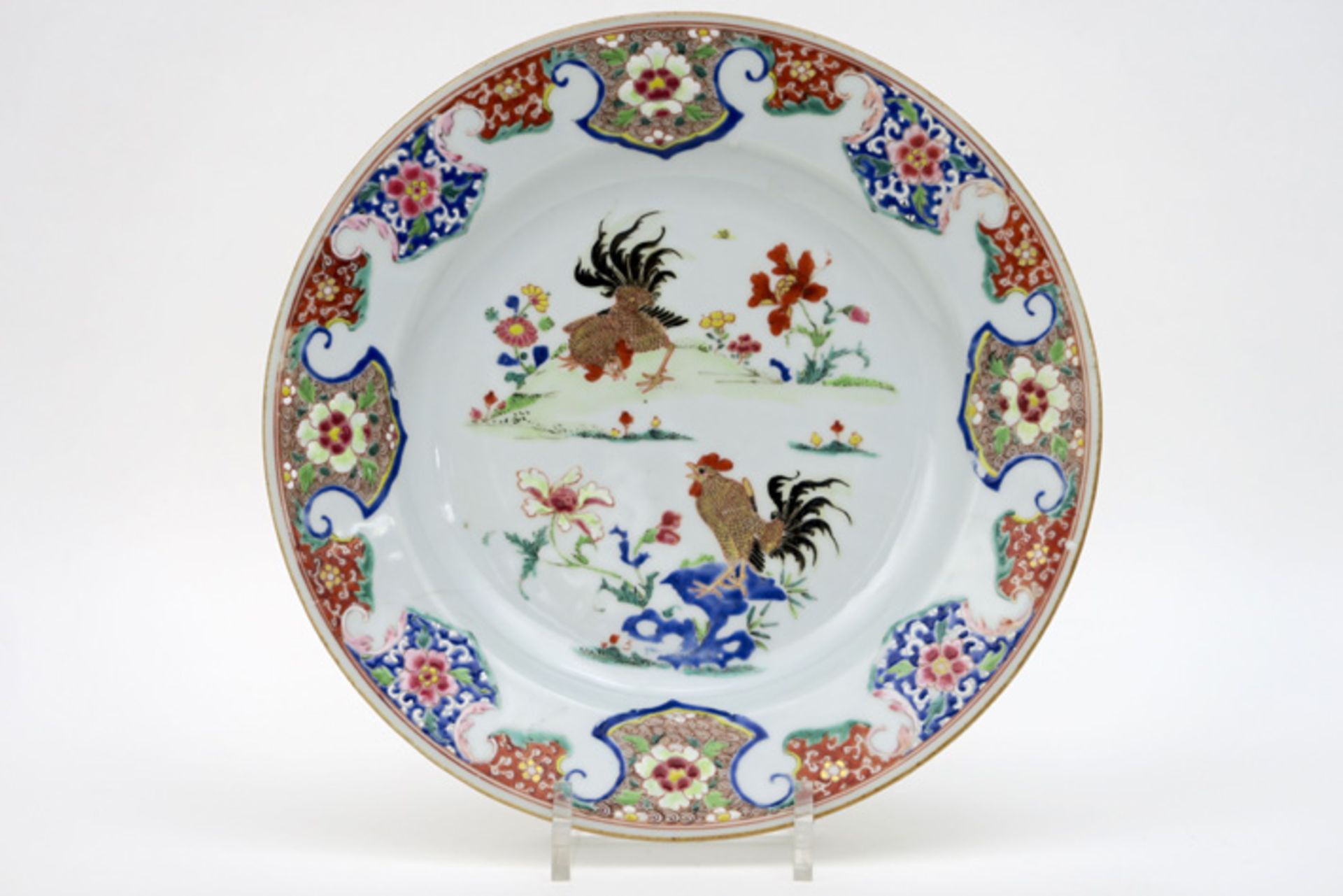 Achttiende eeuws Chinees bord in porselein met een Famille Rose-decor met haantjes - diameter : 23