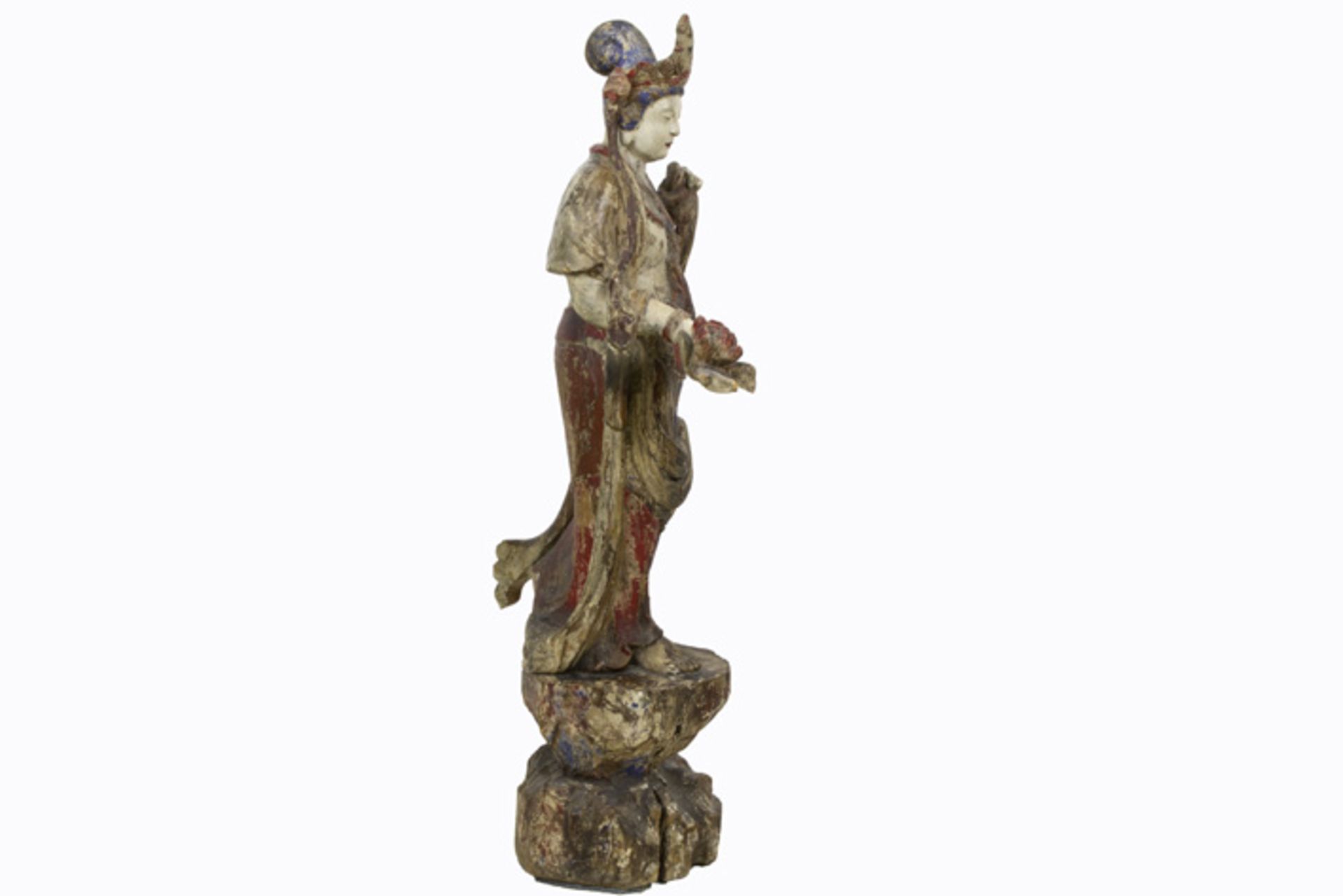CHINA - QING-DYNASTIE (1644 - 1912) vrij grote sculptuur in hout met goedbewaarde originele - Image 6 of 7