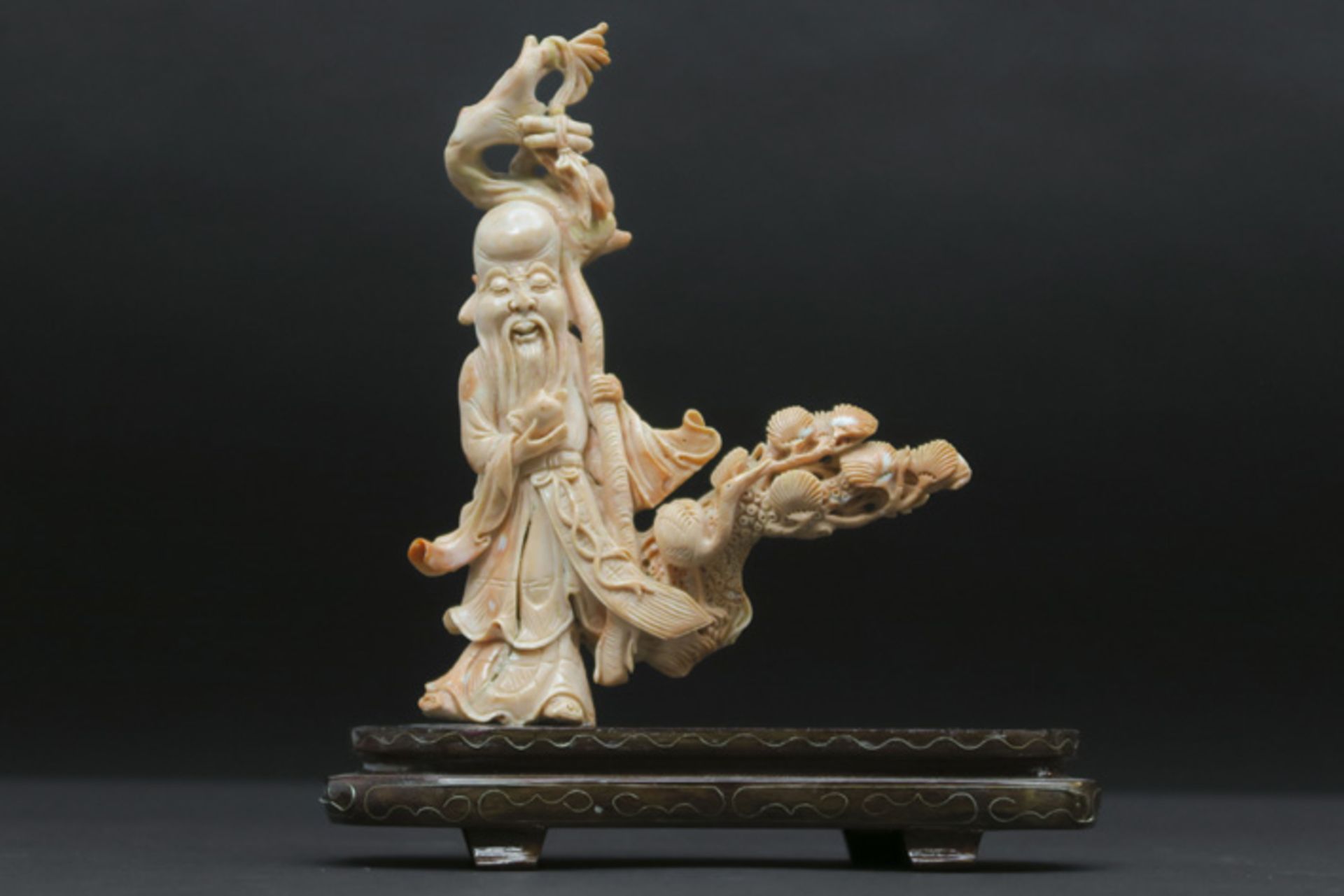 Oude Chinese sculptuur in koraal : "Onsterfelijke" - hoogte en breedte : 17,5 en 13,5 cm - gewicht :