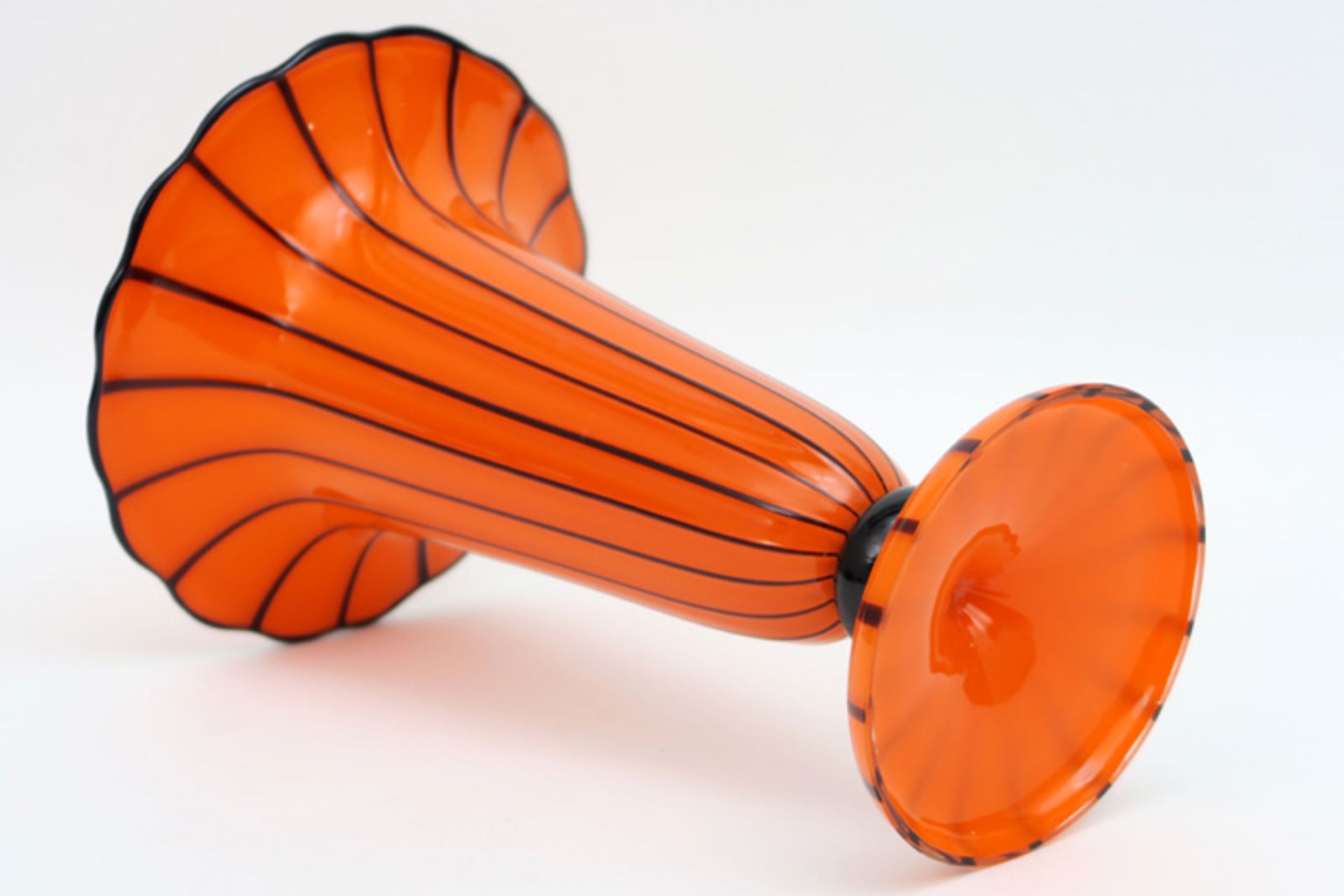 Mogelijk Wiener Werkstätte -Jugendstil vaas met sierlijke kelkvorm in oranje en zwart glas - - Image 2 of 3