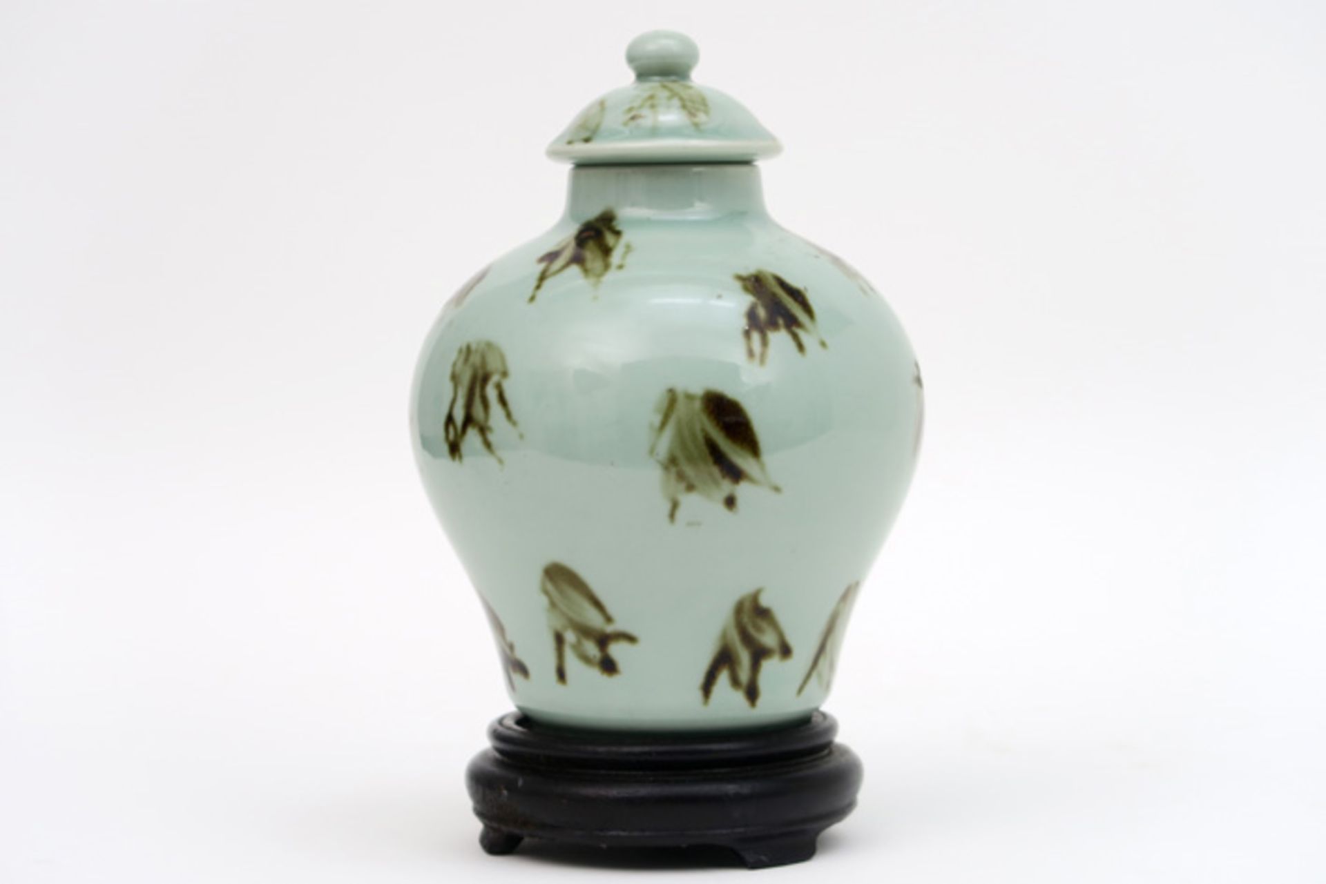 Goed antiek gedekseld vaasje in gemerkt porselein (Qian Lung) met lichtgroene celadonglazuur en - Image 5 of 5