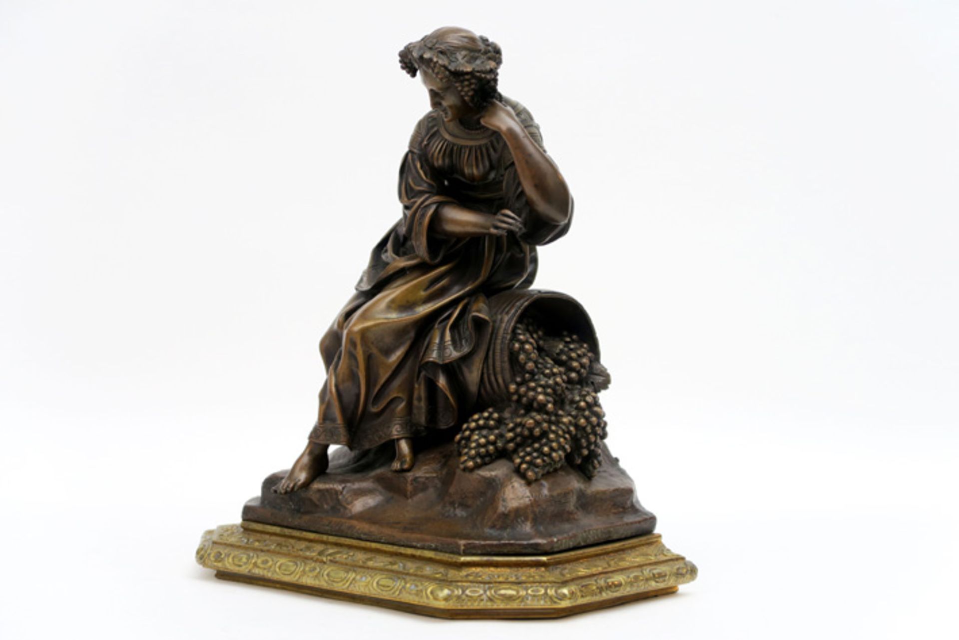 Negentiende eeuwse allicht Franse sculptuur in brons : "Jonge vrouw bij mand druiven" - hoogte en - Image 4 of 4