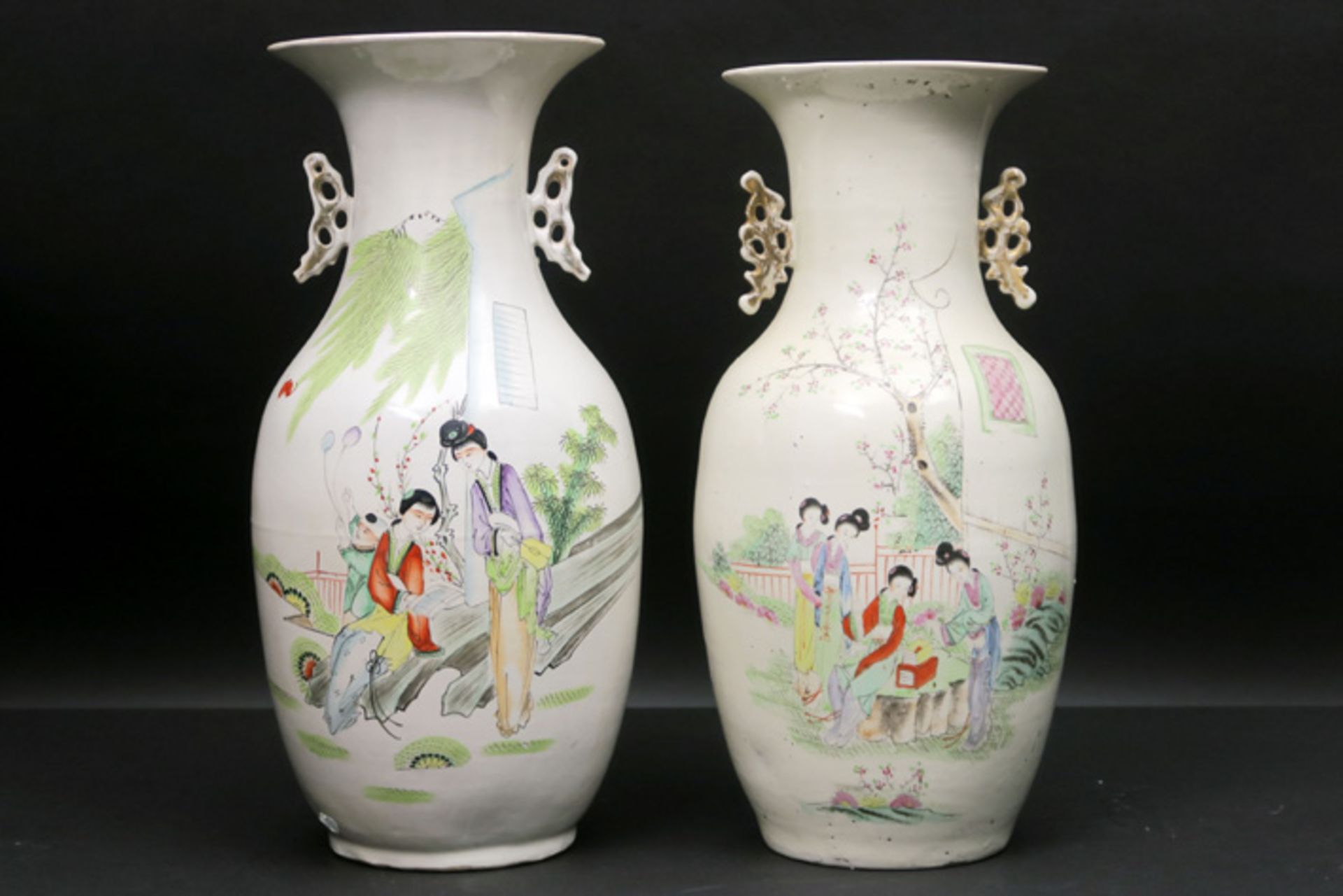 Lot van 2 Chinese vazen in porselein met een polychroom figurendecor - hoogte : 41,5 en 43 cm ||