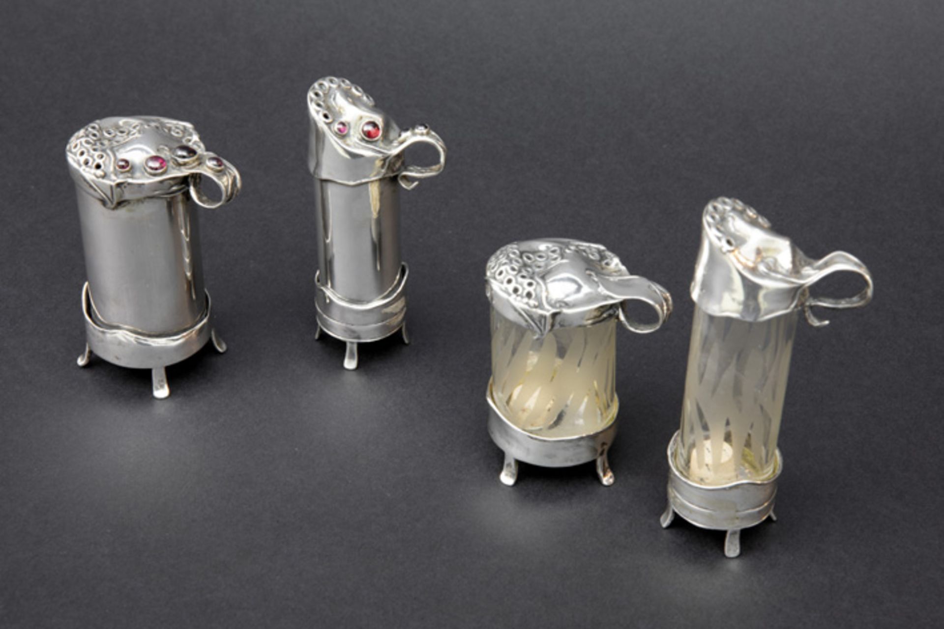 AMIR PORAN (20°/21° EEUW) (Israël) lot van vier gedekselde potjes in glas en zilver met typische Art - Image 2 of 3