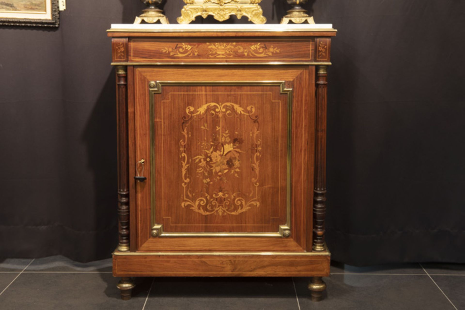 FRANKRIJK - 19° EEUW neoclassicistisch meubel in marqueterie versierd met koper- en bronsbeslag en