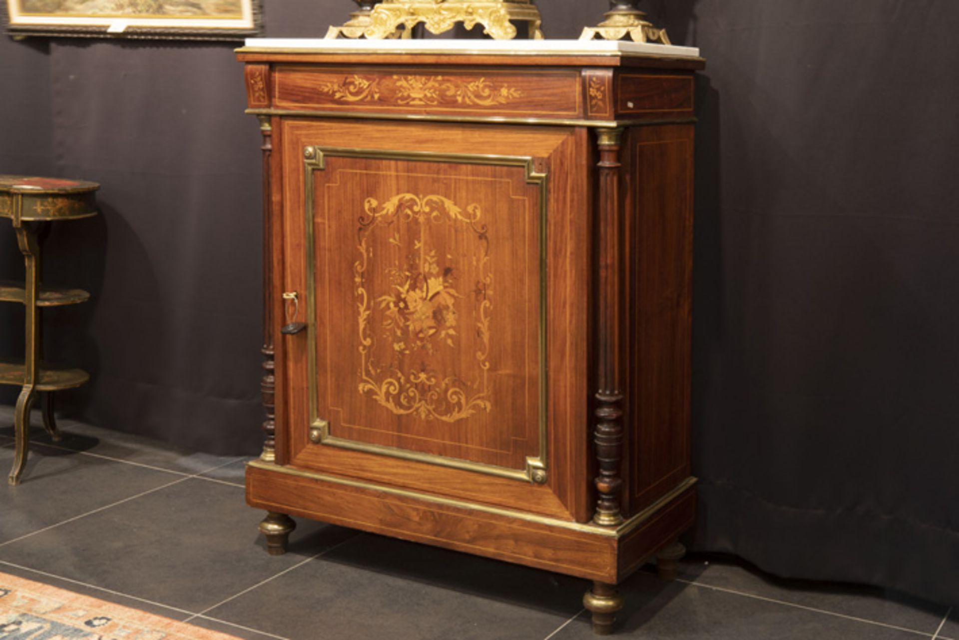 FRANKRIJK - 19° EEUW neoclassicistisch meubel in marqueterie versierd met koper- en bronsbeslag en - Bild 2 aus 3