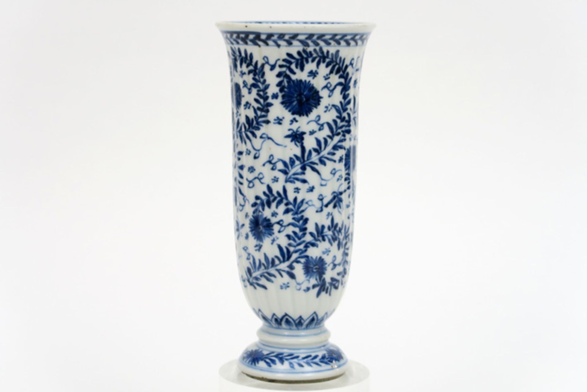 Antiek Chinees bekervaasje in porselein met blauwwit bloemendecor - hoogte : 16 cm ||small antique