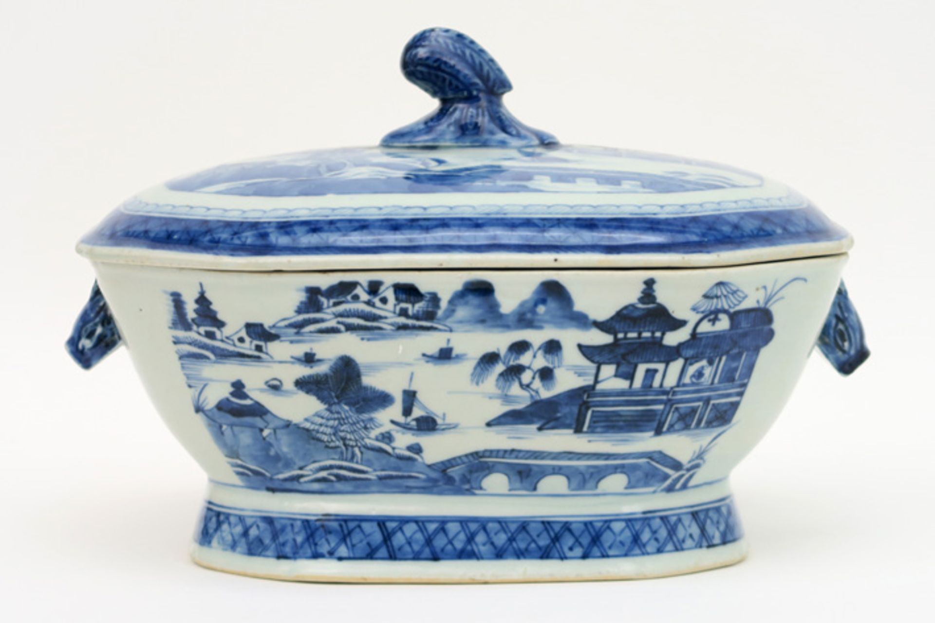 Achttiende eeuwse Chinese gedekselde terrine in porselein met een blauwwit landschapsdecor - 21,5