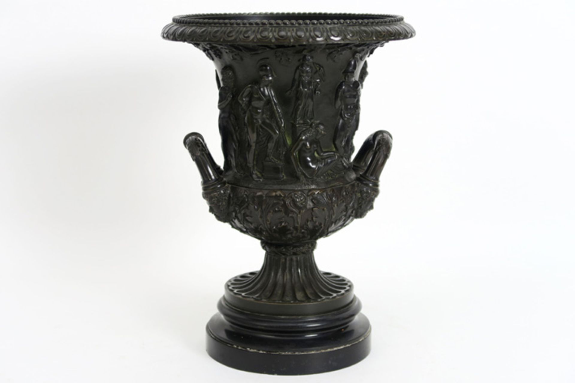 Urnvormige bronzen vaas in Empire-stijl met een bas-reliëf van figuren en op marmeren basis - hoogte