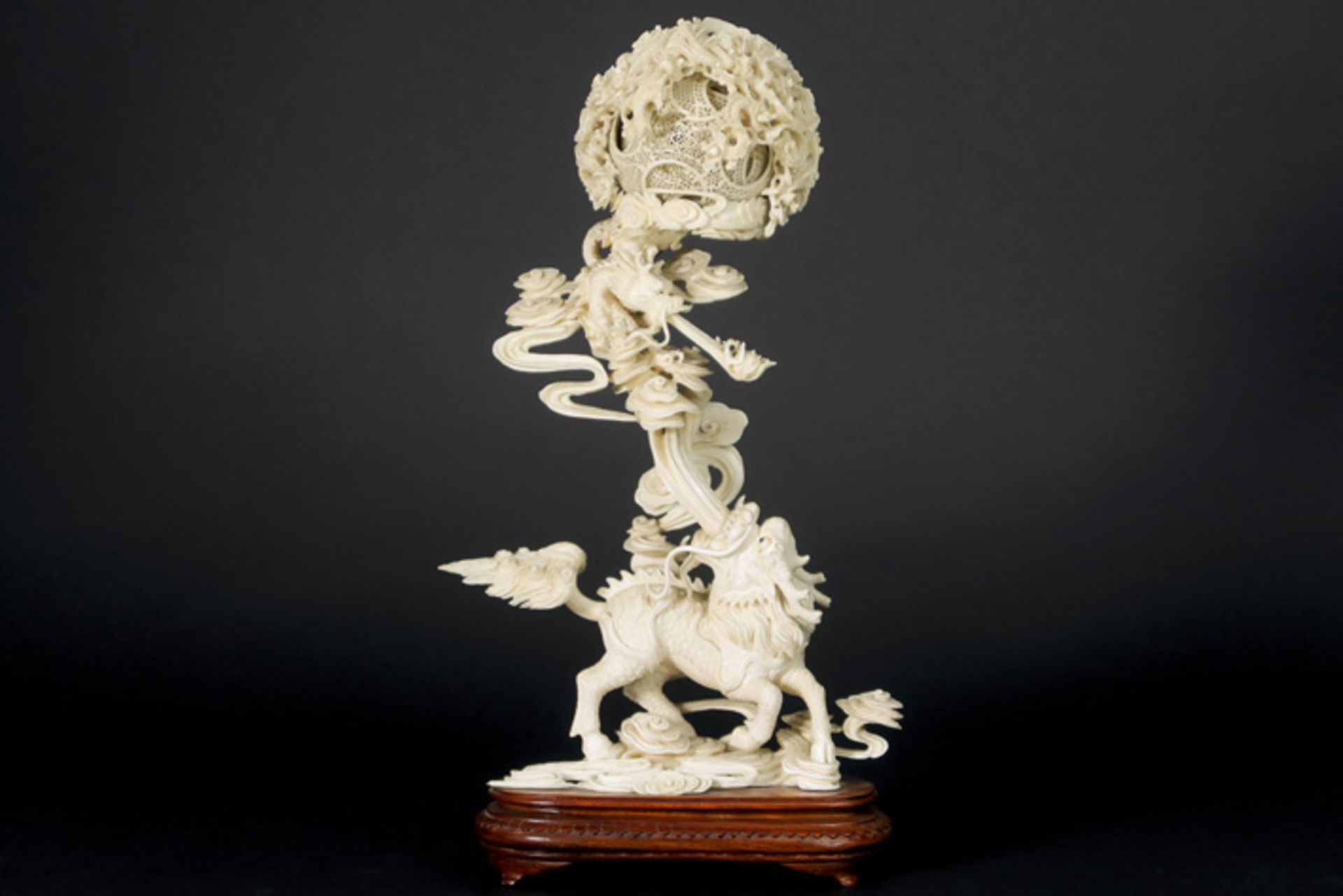 Antieke Chinese sculptuur in ivoor : "Draak met zgn Canton-bal" - hoogte : 31,3 cm - ca 1900 -