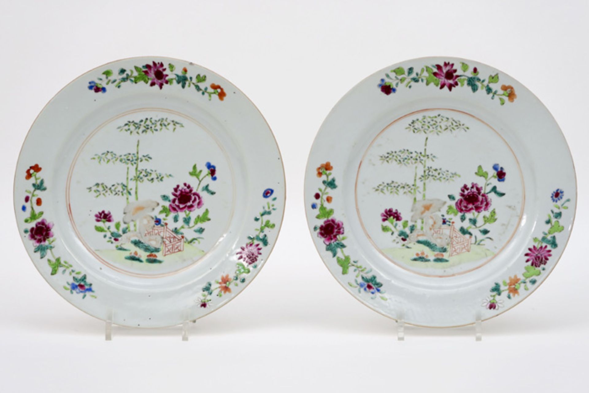 Paar achttiende eeuwse Chinese borden in porselein met een Famille Rose-tuindecor - diameter : 23,