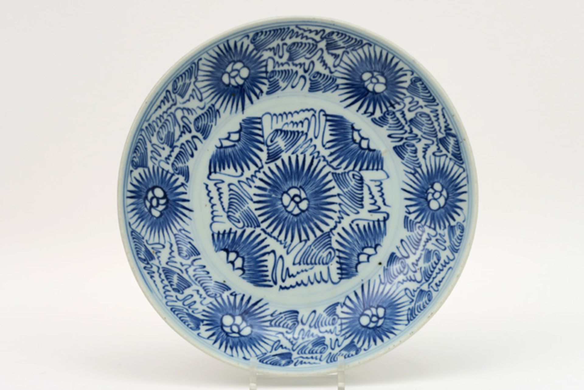 Chinese schaal in porselein met een blauwwit decor met gestileerde bloemen - diameter : 27 cm ||