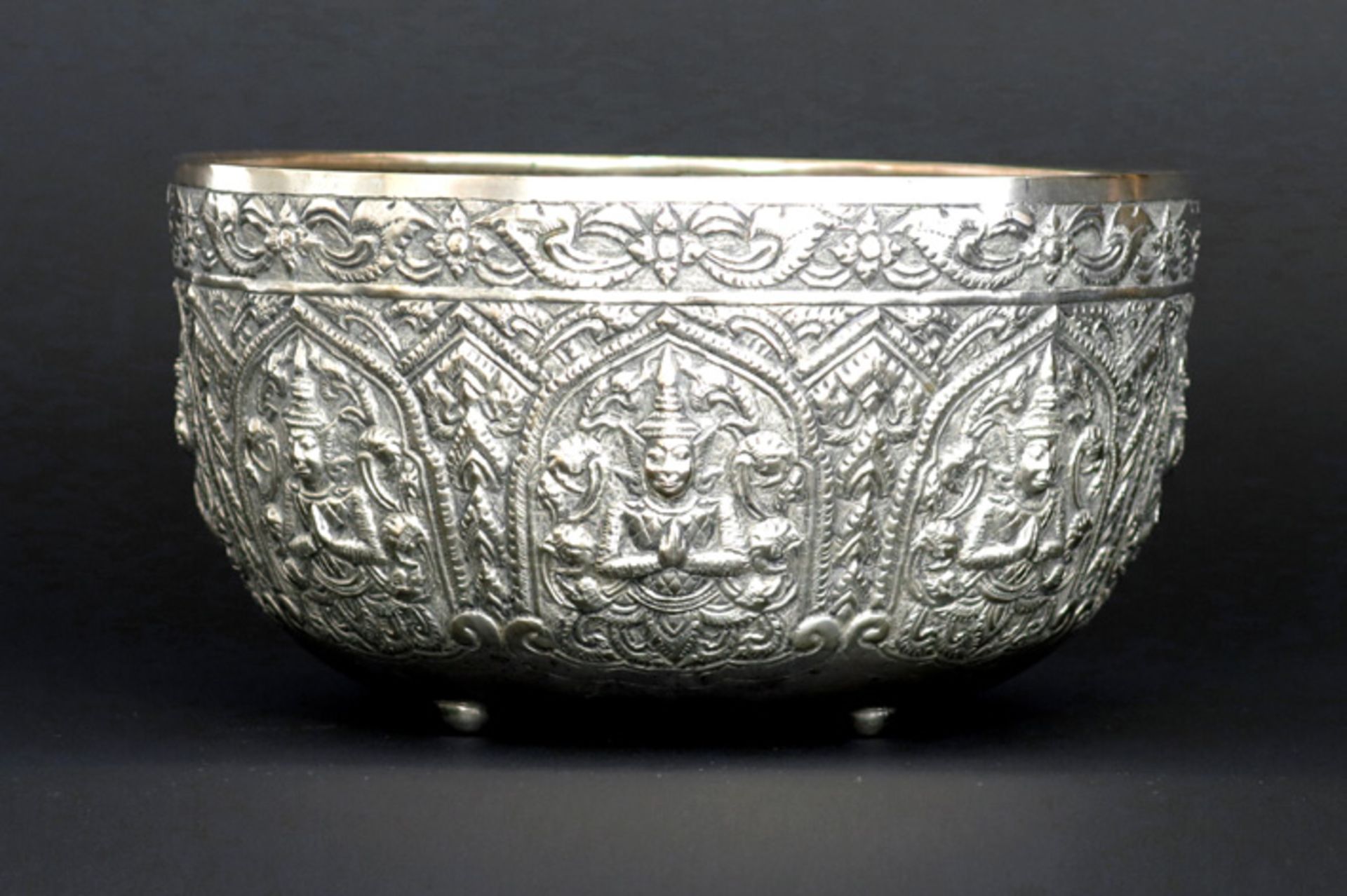 Siamese ceremoniële rijstbowl in zilver met typisch repoussé decor met rondom zittende figuren - - Bild 2 aus 3