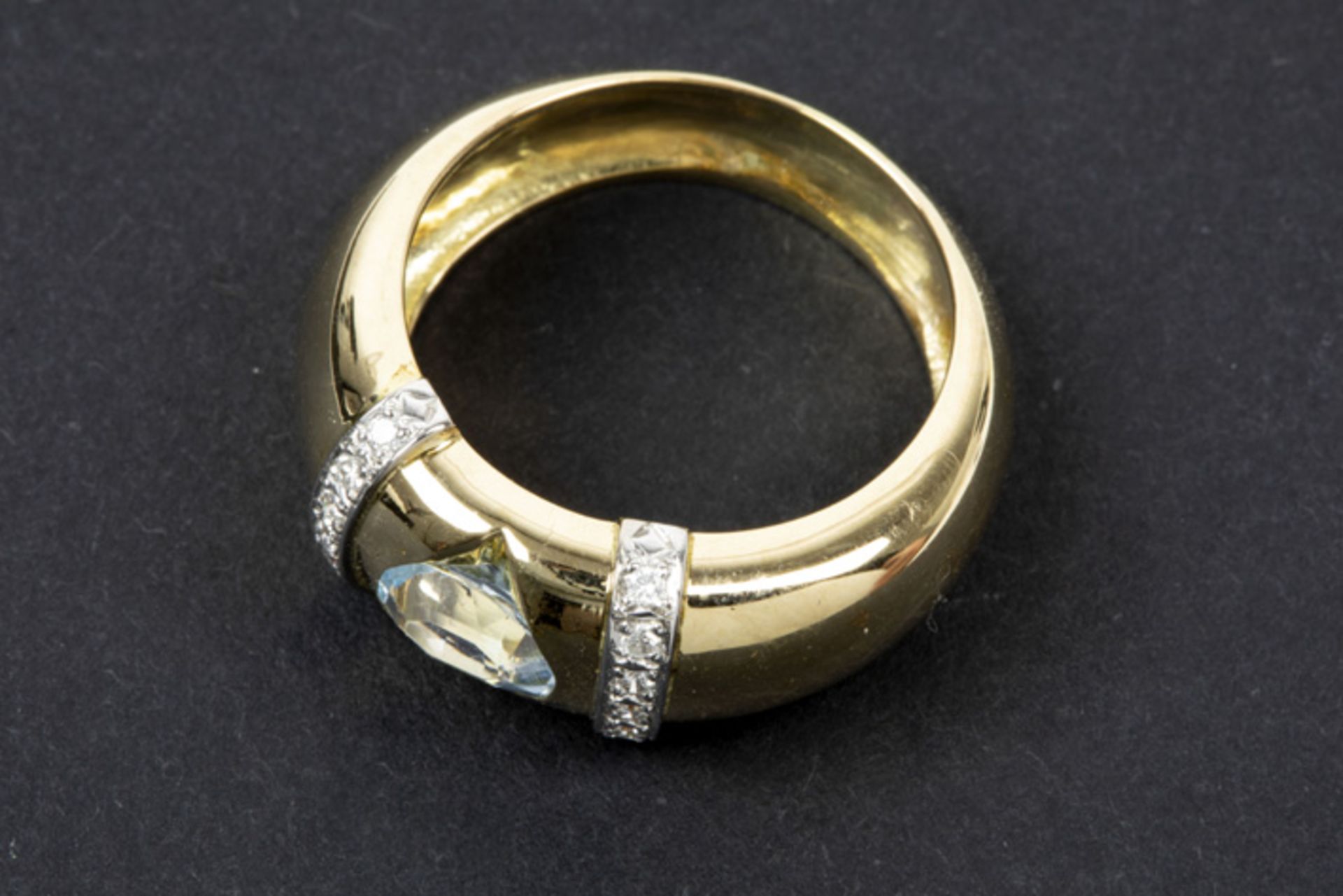 Ring in geelgoud (18 karaat) bezet met een topaas en zeker 0,20 karaat blauwwitte (E/F) - Image 2 of 2