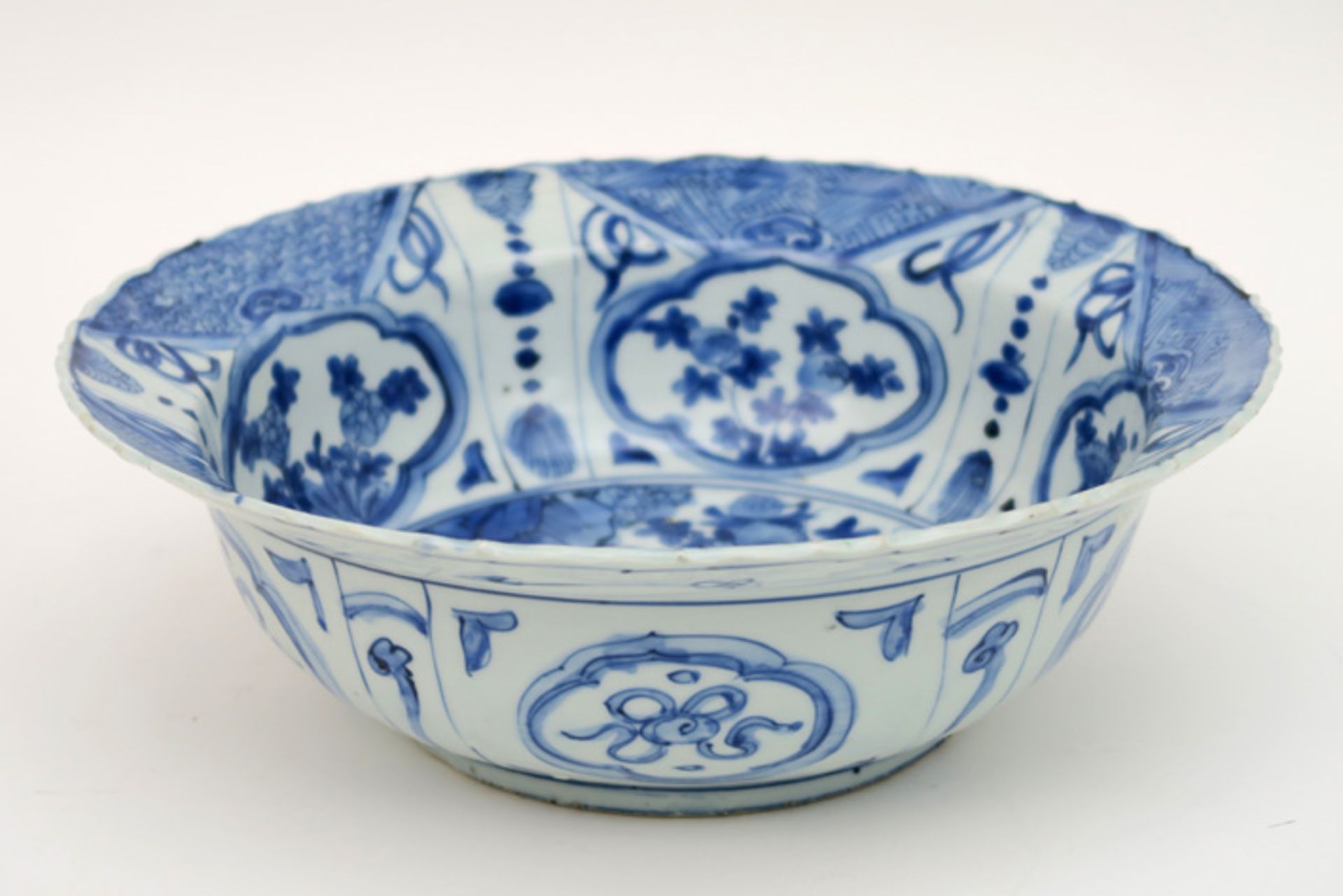 Chinese bowl met gekartelde rand in porselein met een blauwwit decor met centraal een tuinzicht - Image 3 of 3