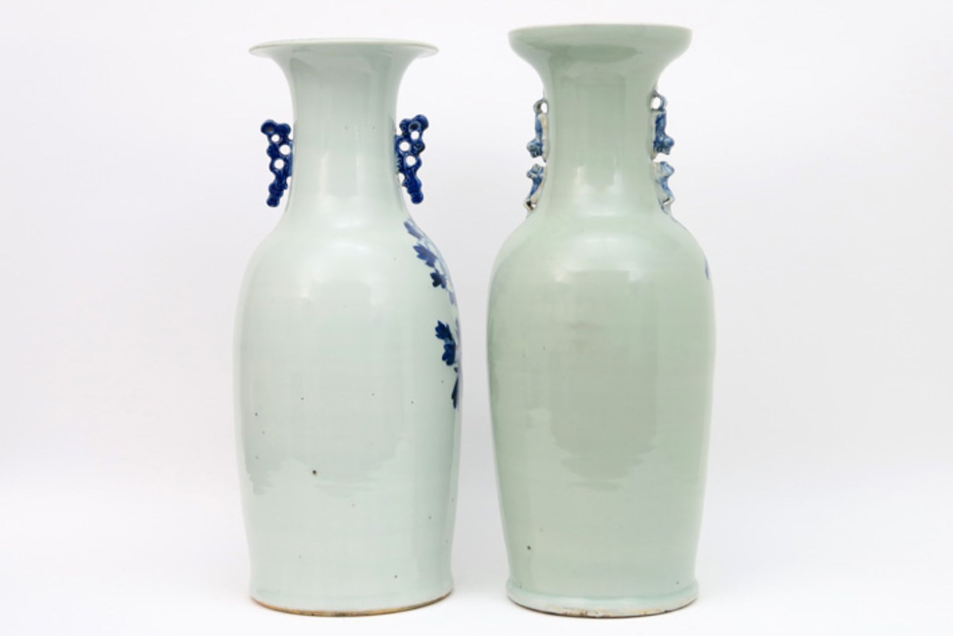 Lot van twee Chinese vazen in porselein met een blauwwit decor, één met vogel en één met sacrale - Image 2 of 4