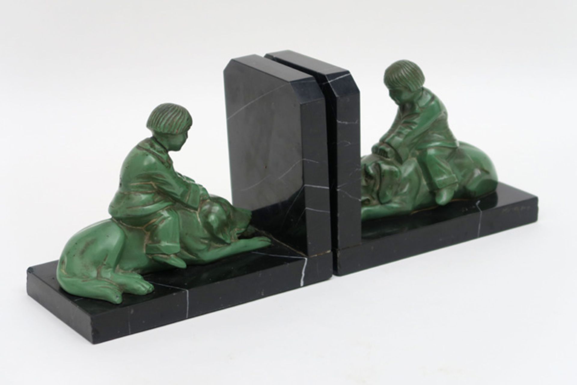 MARTEL (sculp.) paar Art Deco-boekensteunen telkens met een sculptuur met groene patine met een - Image 3 of 4