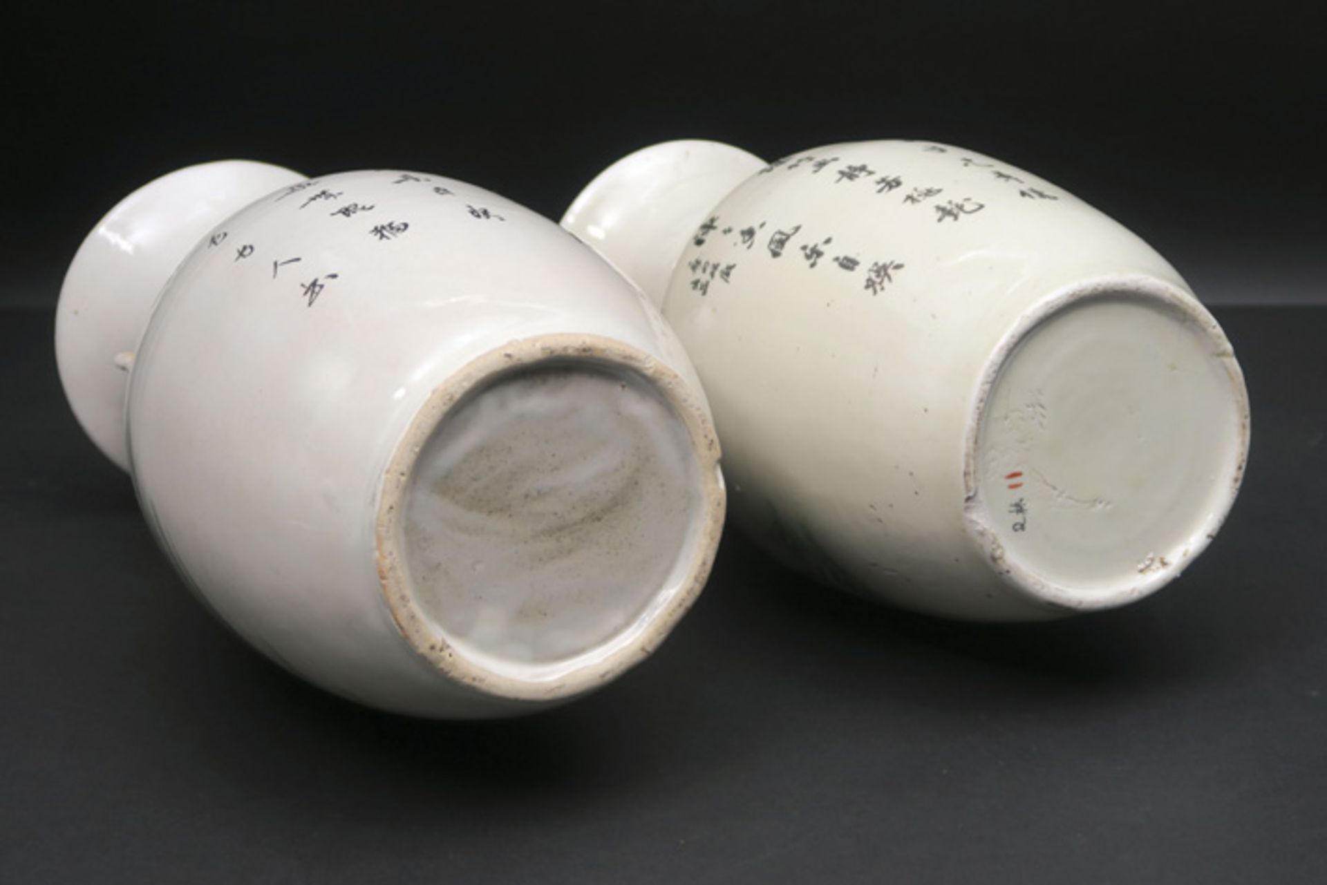 Lot van 2 Chinese vazen in porselein met een polychroom figurendecor - hoogte : 41,5 en 43 cm || - Image 4 of 4