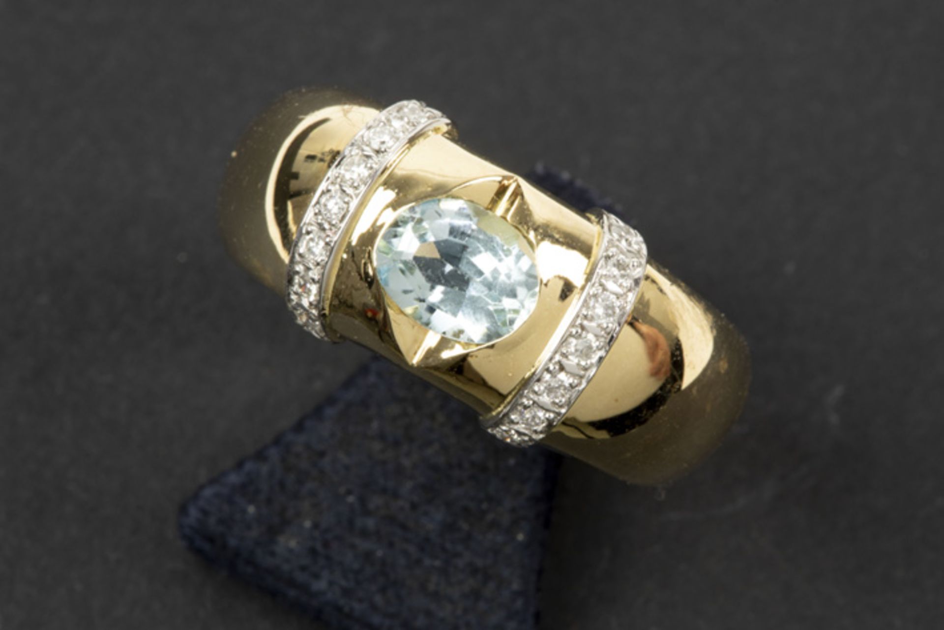 Ring in geelgoud (18 karaat) bezet met een topaas en zeker 0,20 karaat blauwwitte (E/F)