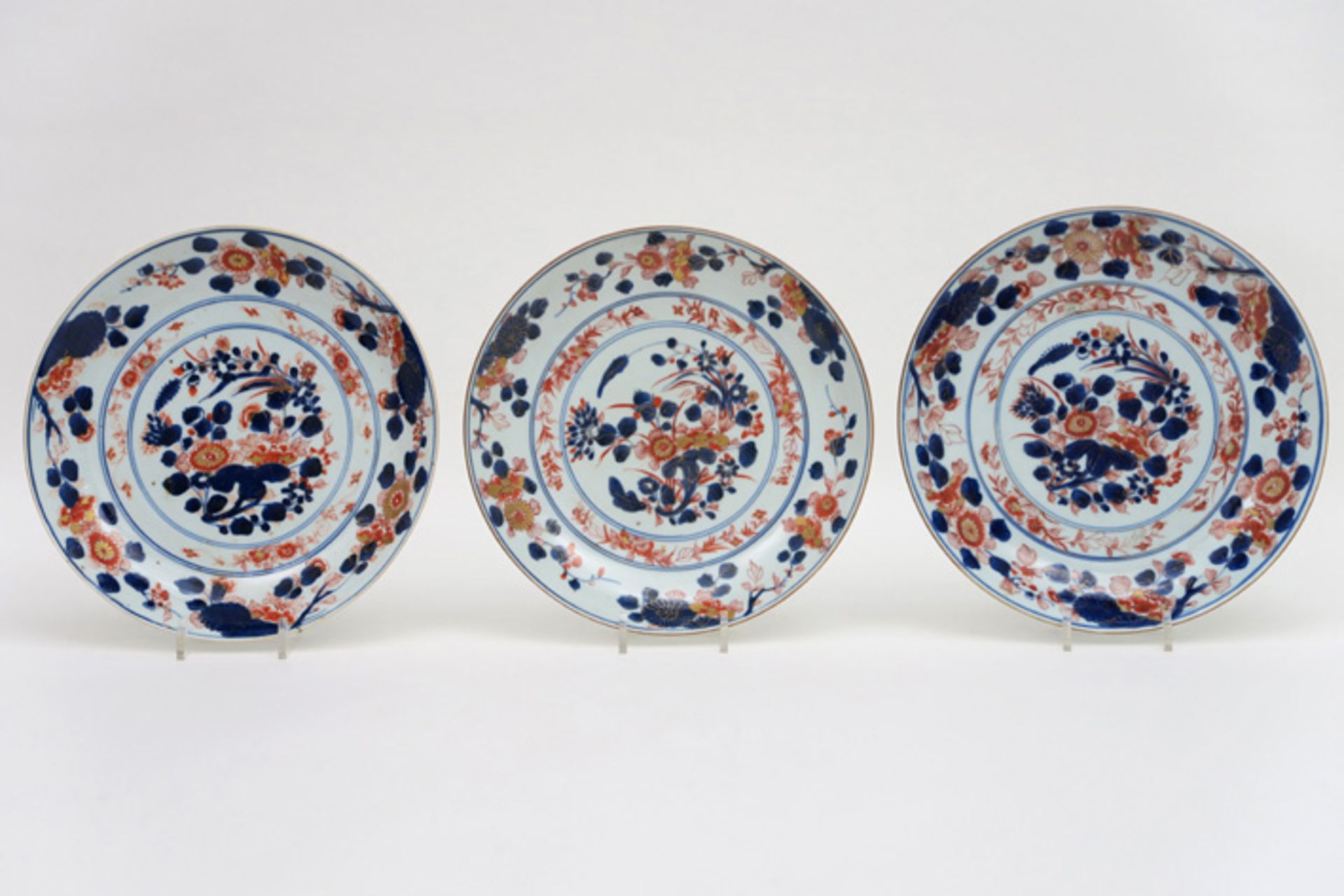 Serie van drie achttiende eeuwse Chinese schalen in porselein met een Imari-decor - diameter : 27,