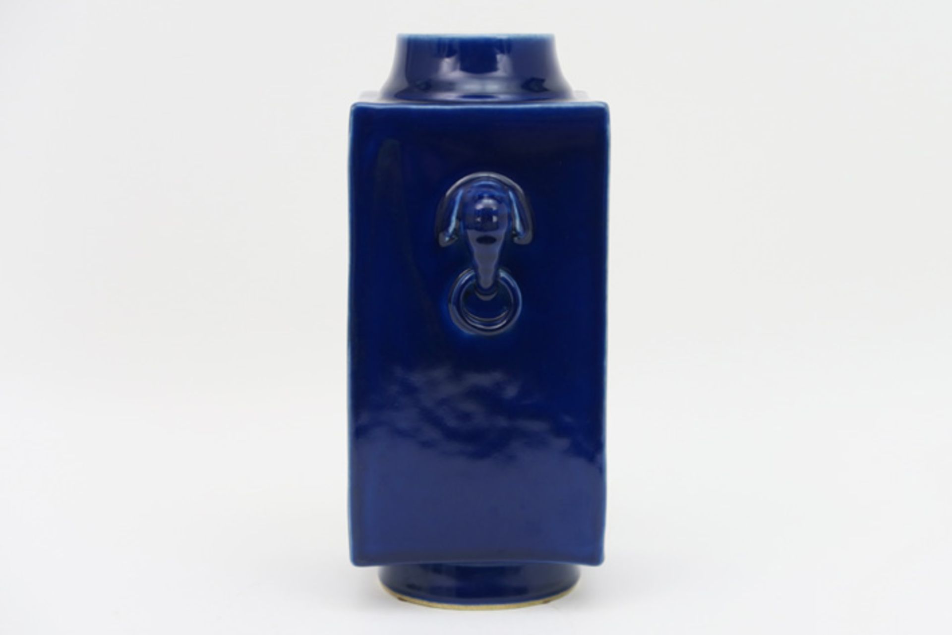 Mooie Chinese vaas met vierkante basis in gemerkt porselein met een azuurblauwe glazuur - hoogte : - Image 3 of 6