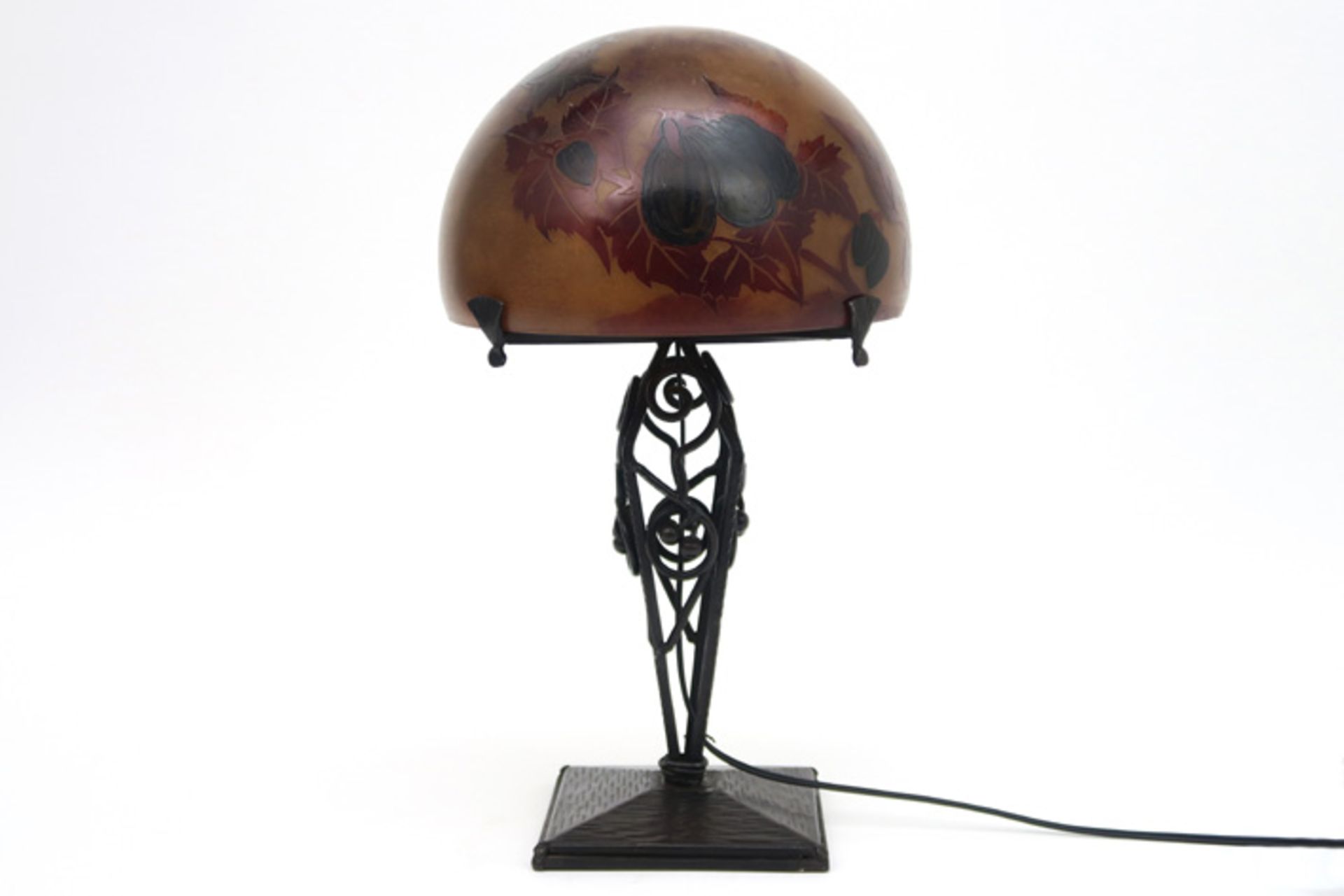 Allicht Franse Art Deco-lamp met voet in smeedijzer en met kap in meerlagig glas met uitgezuurd