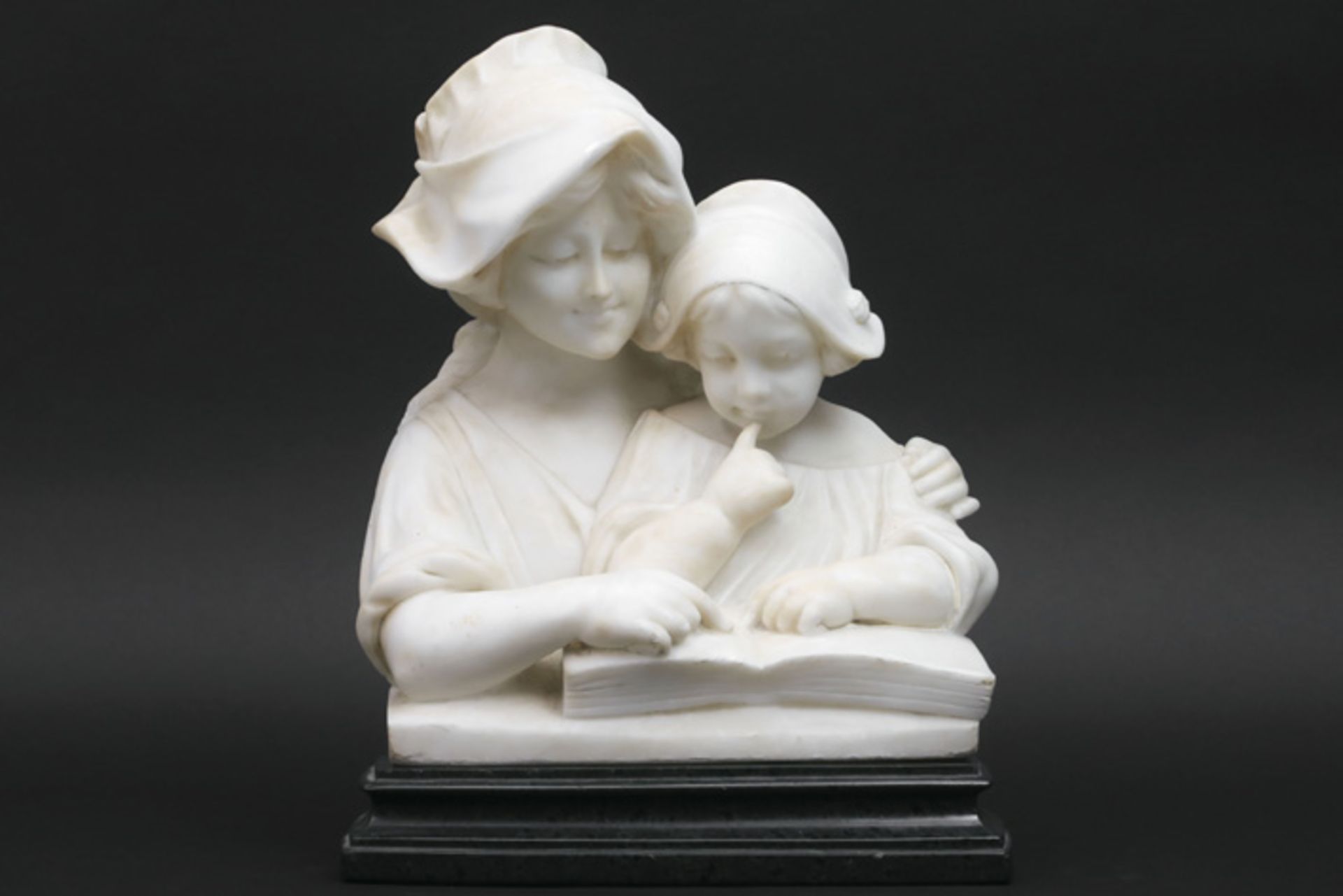 CIPRIANI CIPRIANO (19°/20° EEUW) antieke sculptuur in albast : "Moeder en kind" - hoogte en