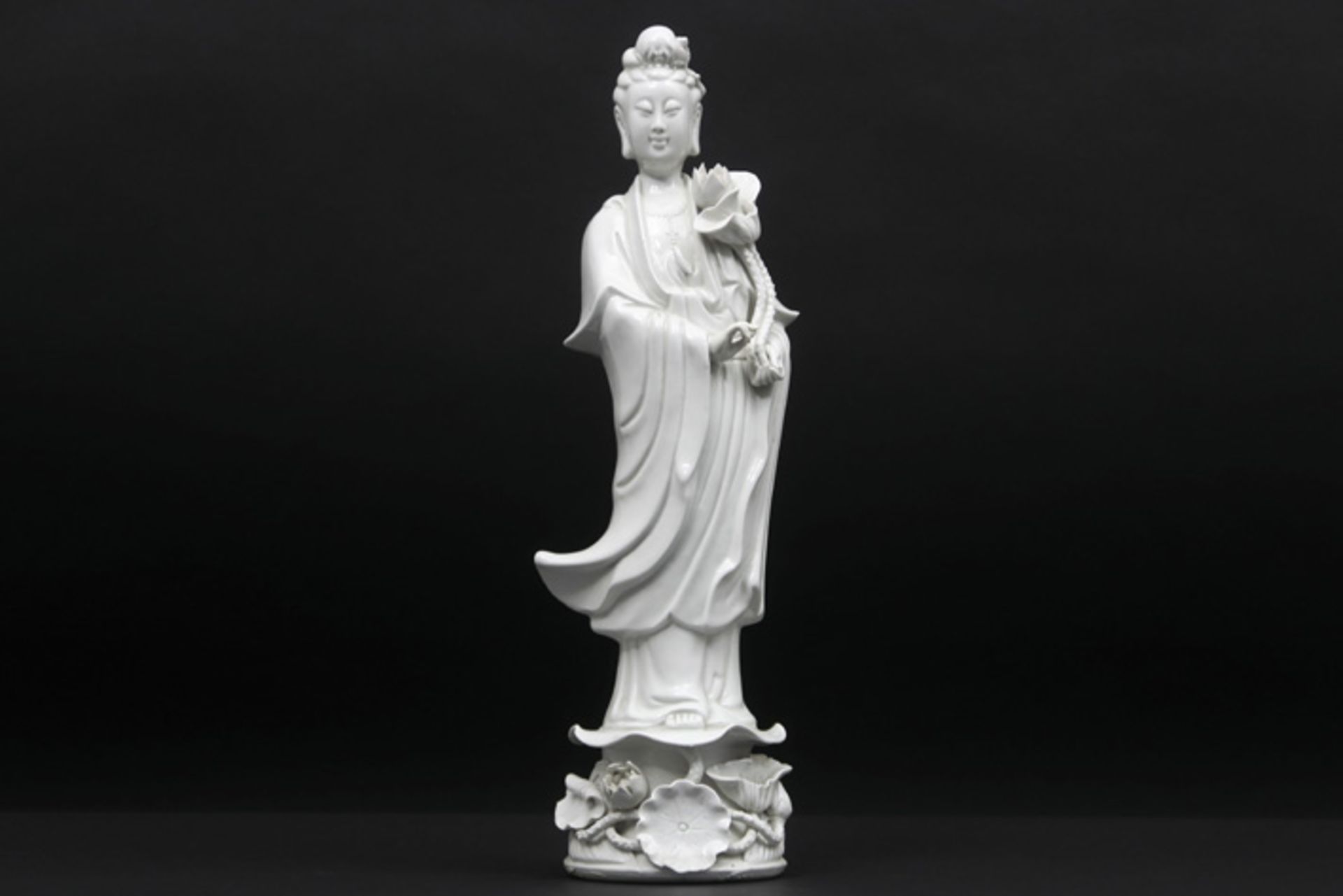 Chinese sculptuur in "blanc de Chine"-porselein met de voorstelling van "Quan Yin" - hoogte : 37