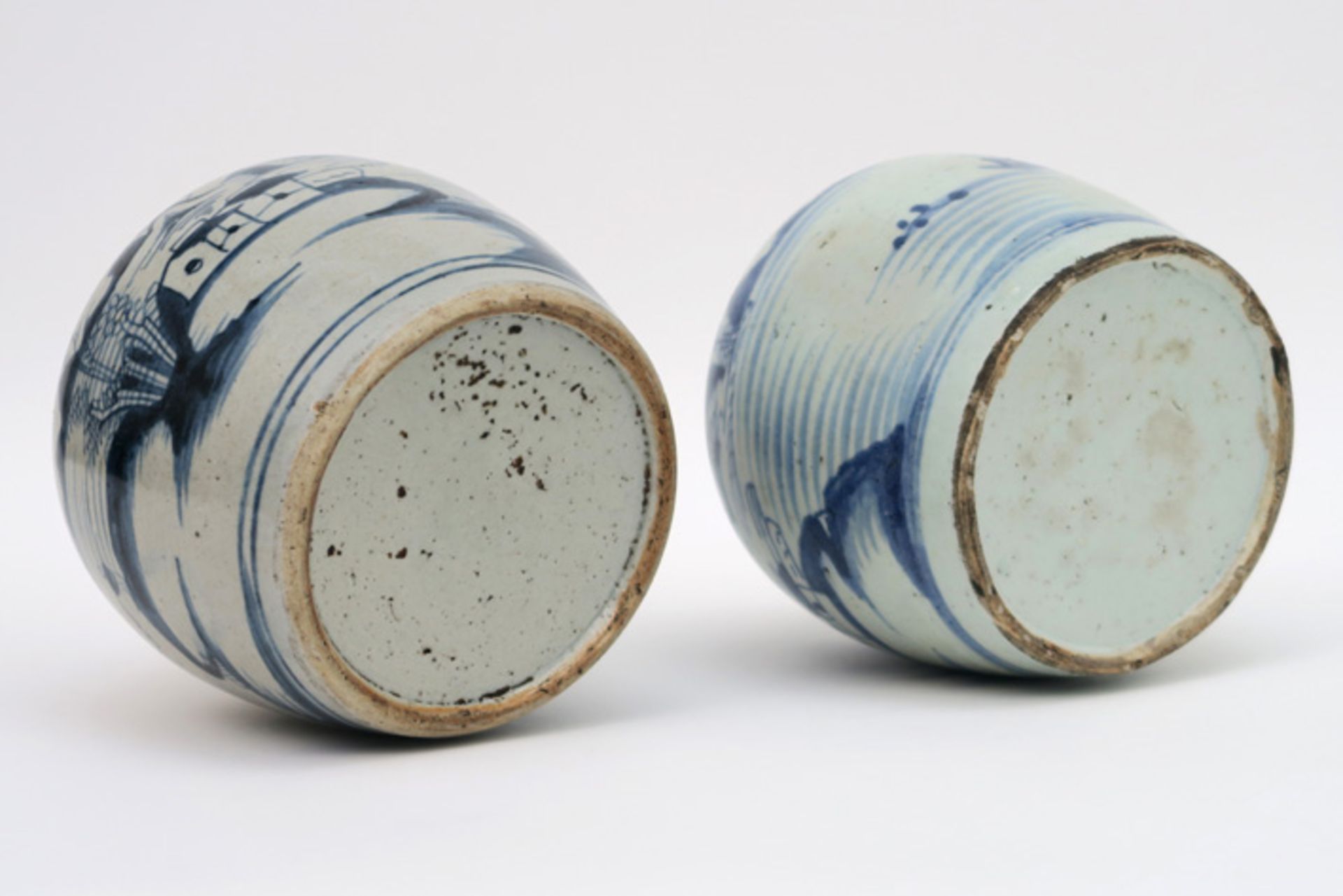 Lot van twee Chinese gemberpotten in porselein met een blauwwit decor - hoogte : 16,5 cm ||two - Bild 4 aus 4