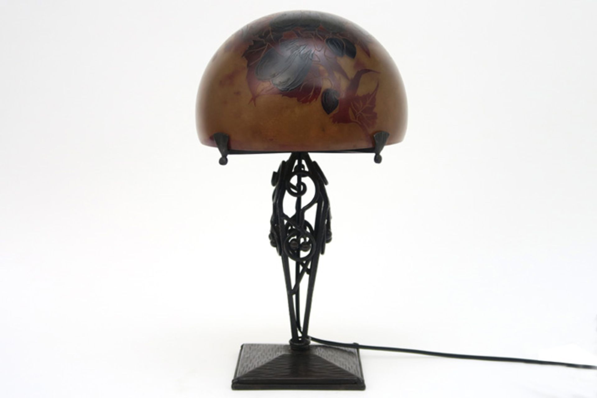 Allicht Franse Art Deco-lamp met voet in smeedijzer en met kap in meerlagig glas met uitgezuurd - Image 2 of 2