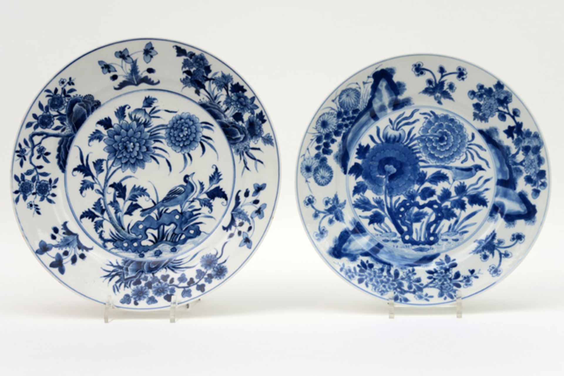 Lot van twee antieke Chinese (Kang Hsi) schalen in gemerkt porselein met een blauwwit decor -