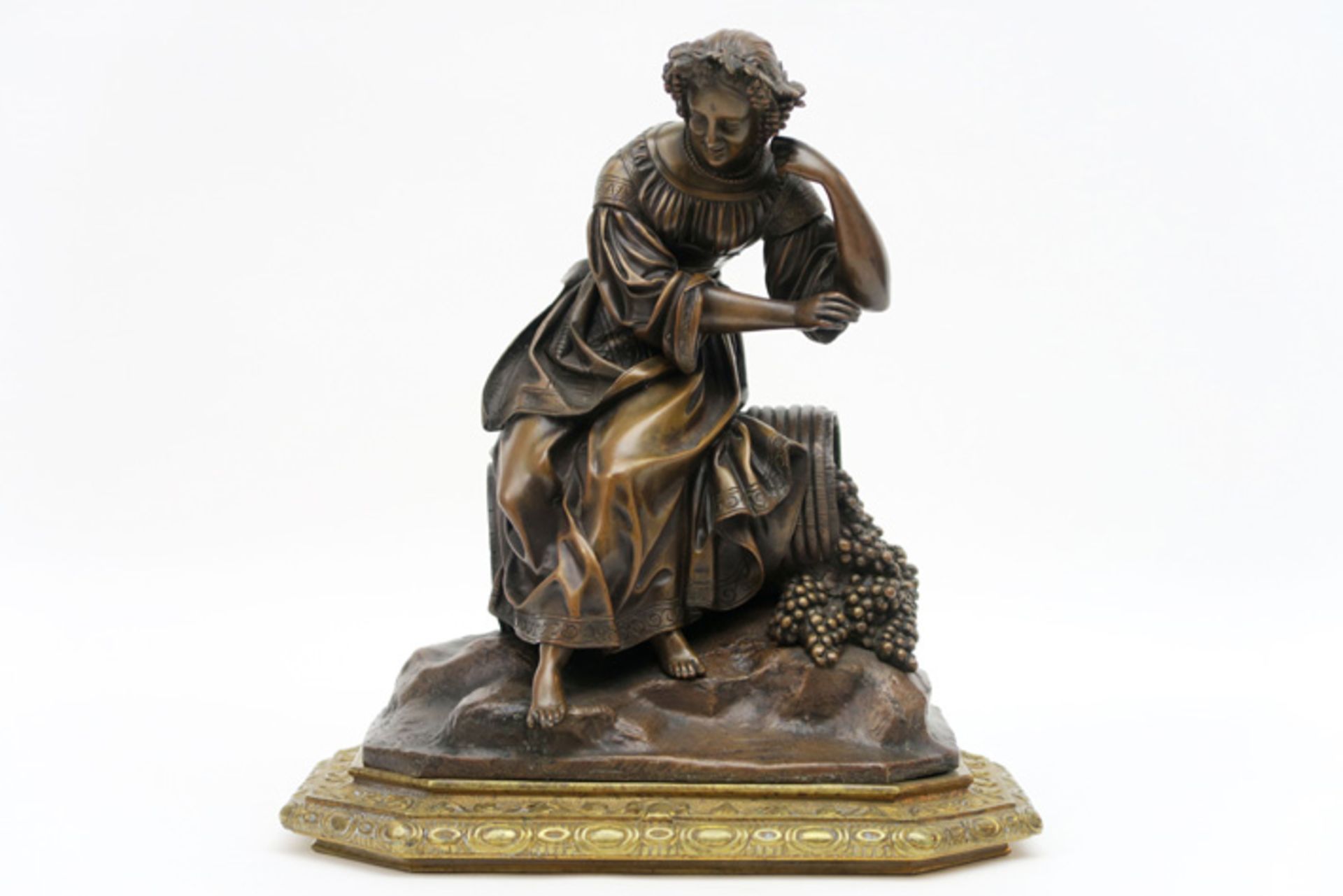 Negentiende eeuwse allicht Franse sculptuur in brons : "Jonge vrouw bij mand druiven" - hoogte en