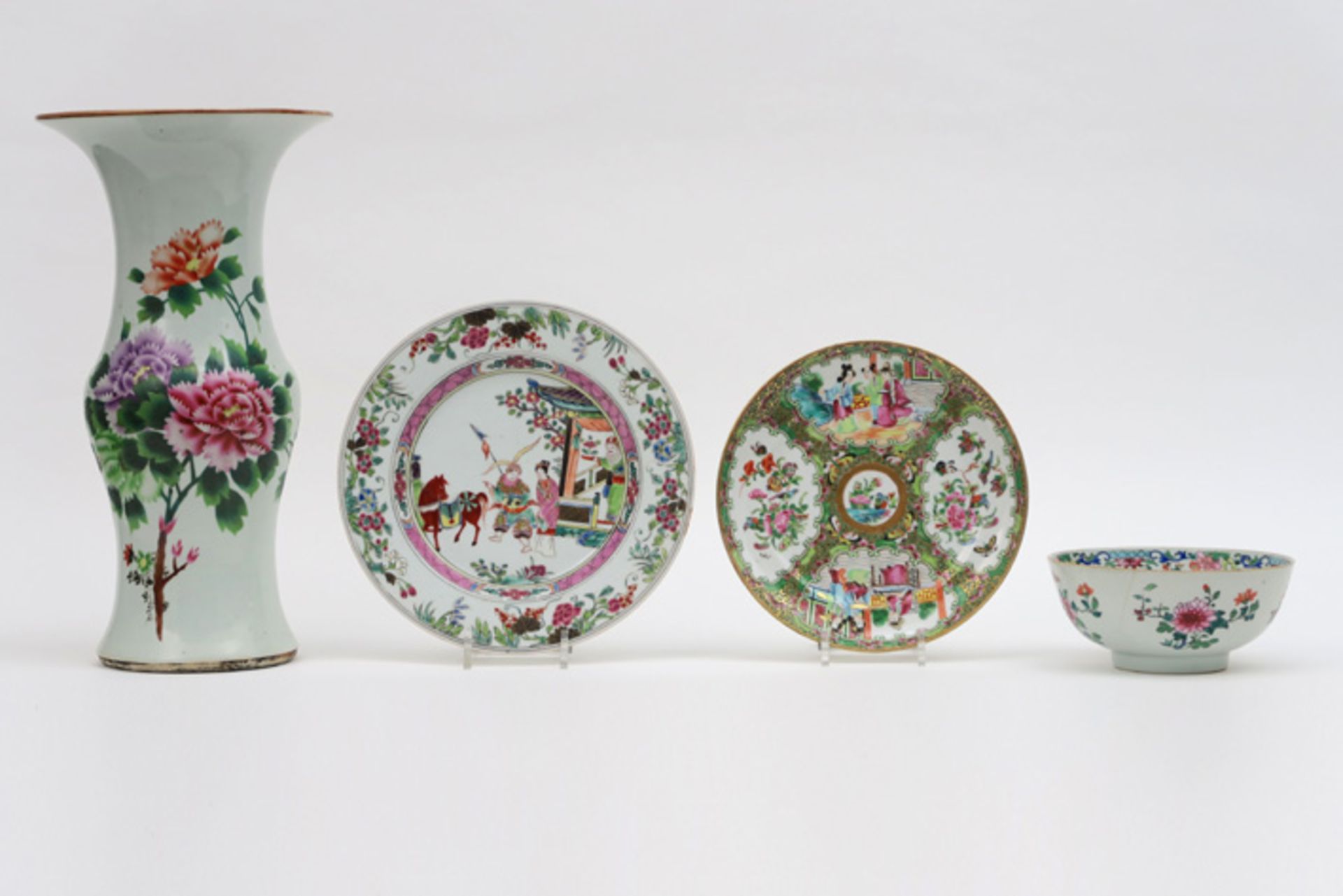 Lot (4) Chinees porselein met twee borden, een bowl en een vaas ||4 Chinese porcelain items