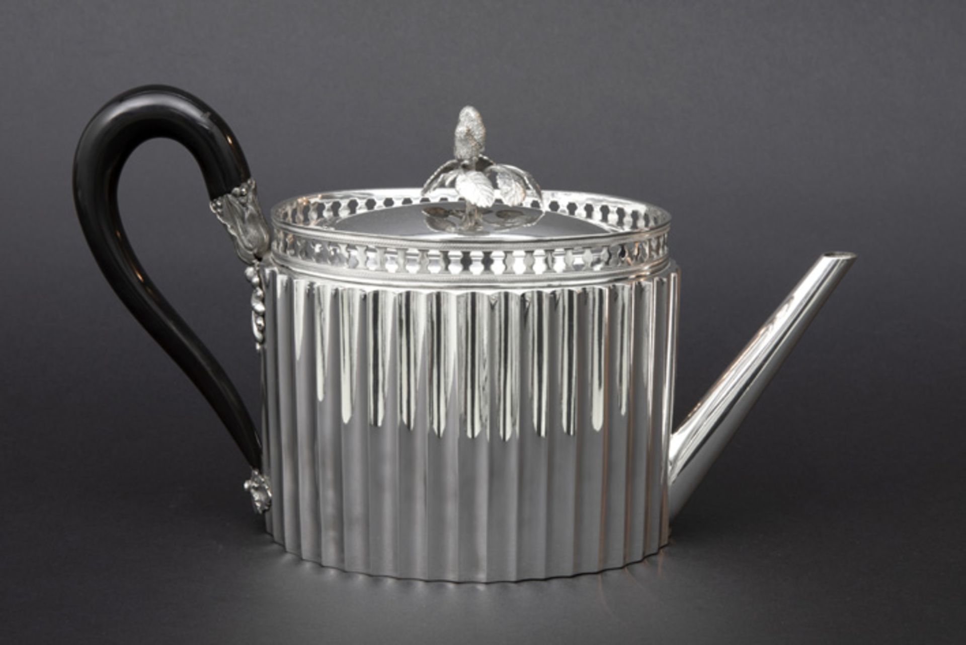 Antieke Franse neoclassicistische theepot in massief zilver met merk van Parijs (1798 - 1809) - - Image 3 of 4