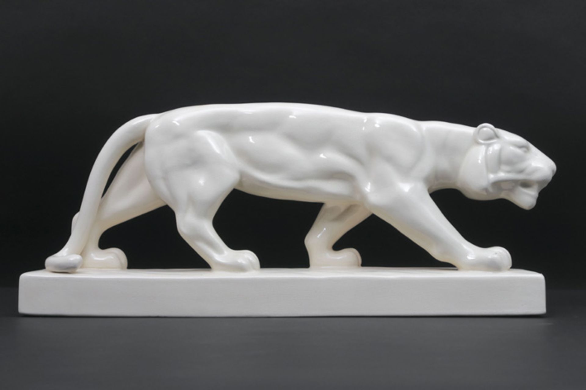 L V CERAMI Art Deco-sculptuur in faïence met witte craquelé-glazuur : "Lopende panter" - hoogte en