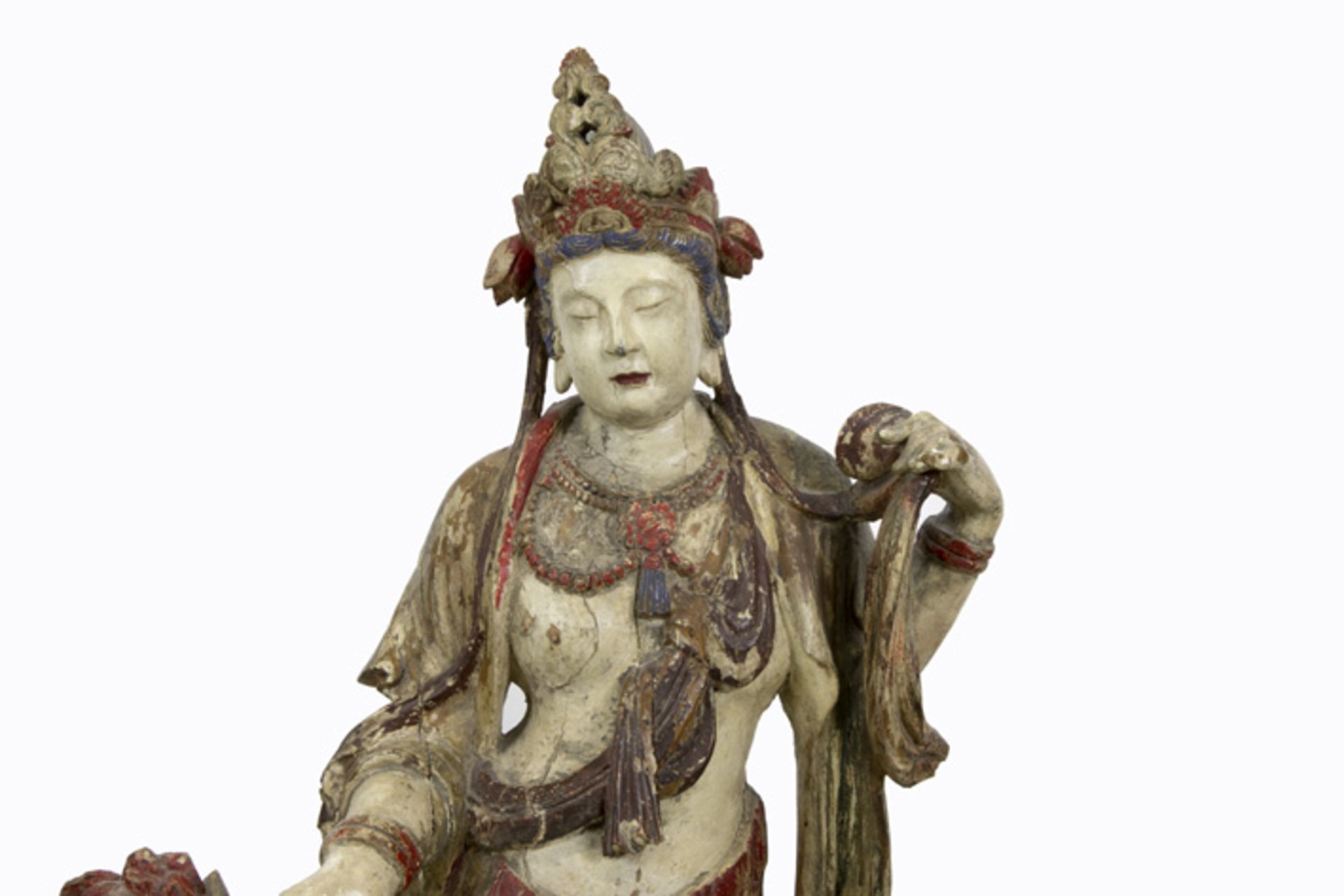 CHINA - QING-DYNASTIE (1644 - 1912) vrij grote sculptuur in hout met goedbewaarde originele - Image 2 of 7