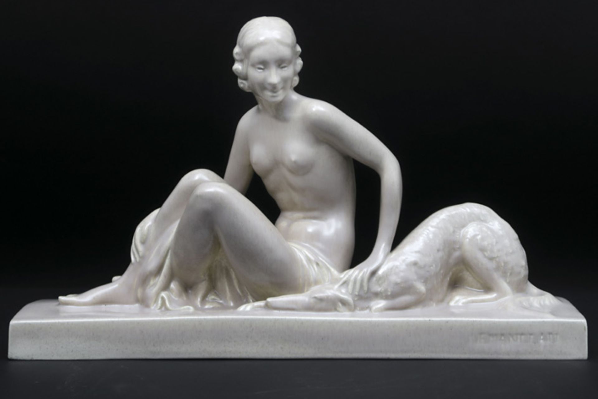 LEMANCEAU CHARLES (1905 - 1980) Art Deco-sculptuur in faïence : "Zittende vrouw met hazewind" -