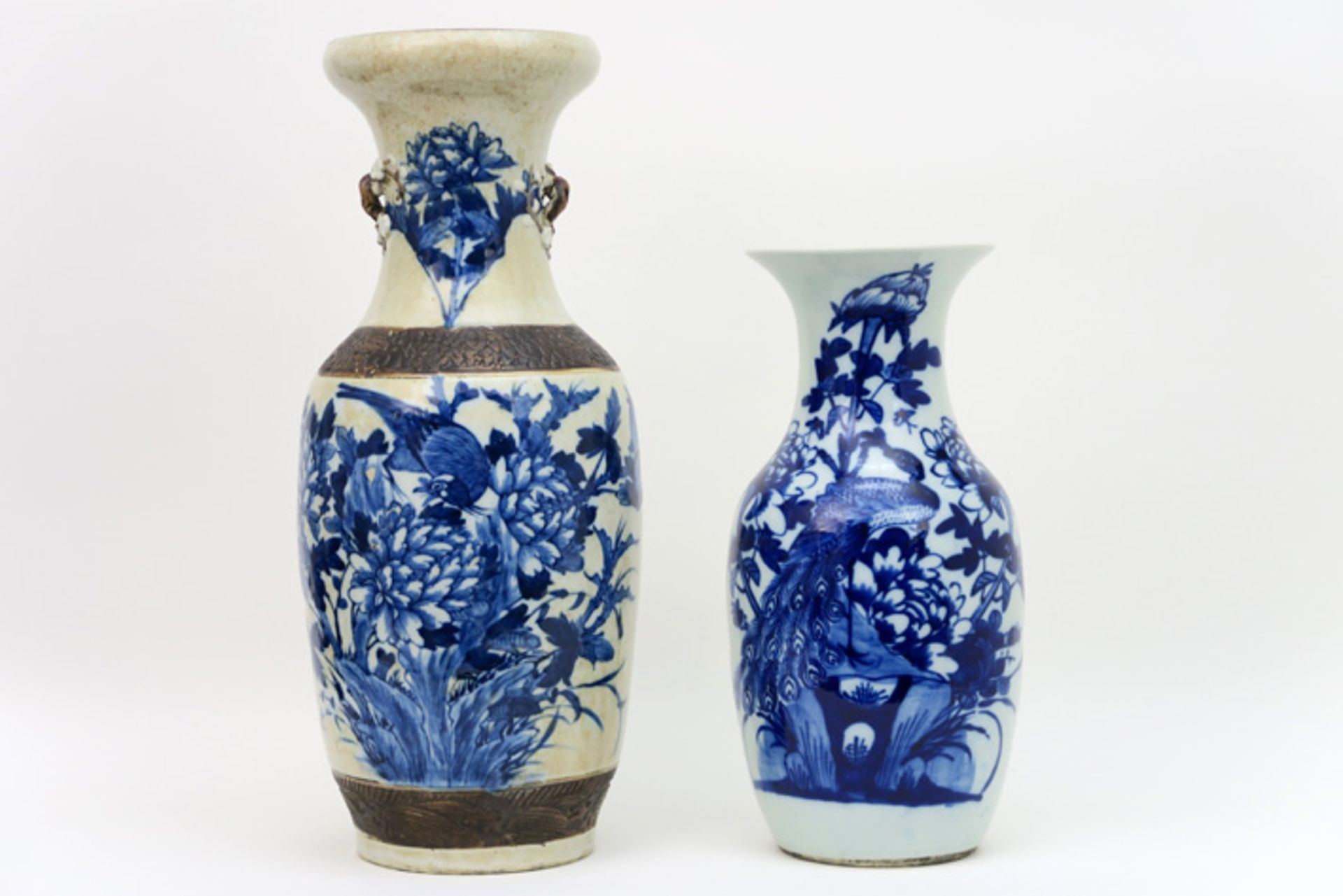 Lot van twee Chinese vazen in porselein met een blauwwit decor - één op celadon - hoogtes : 43 en